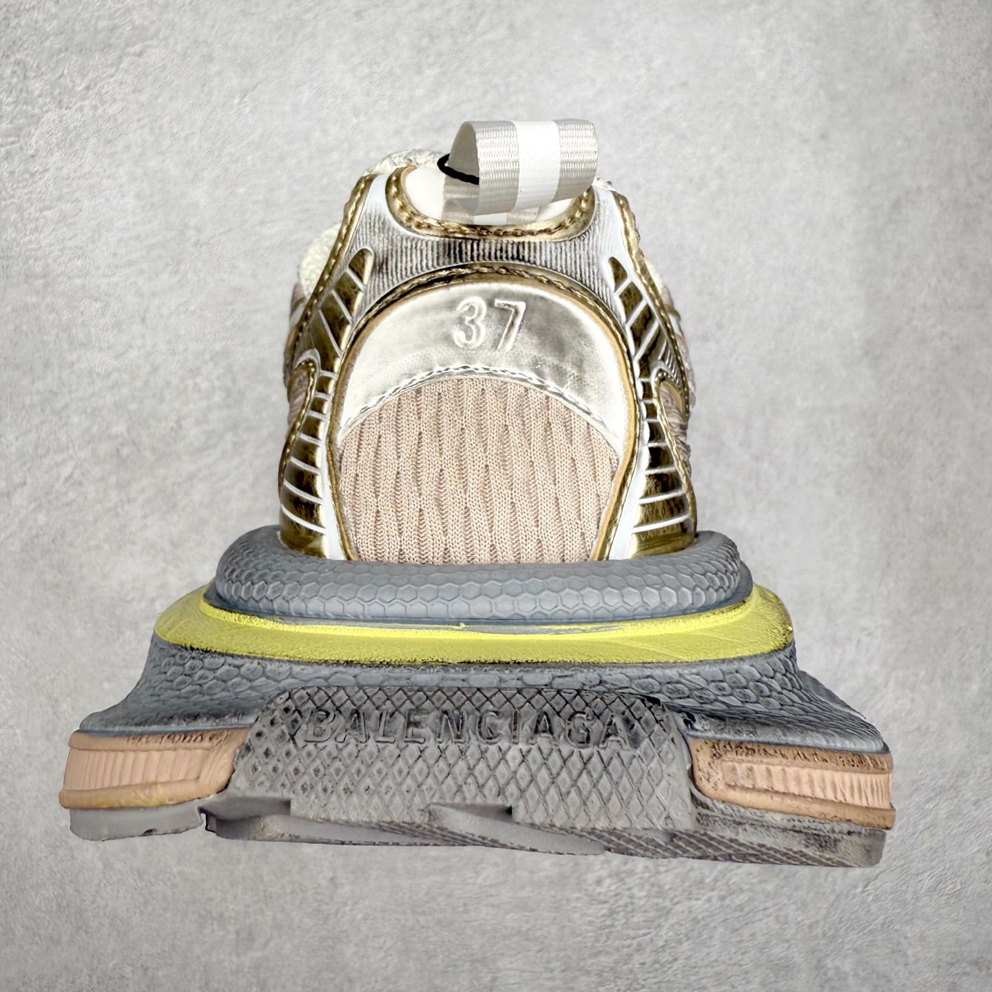 图片[8]-＃福利特价 BALENCIAGA 3XL Sneakers 巴黎世家十代网布系带低帮走秀复古老爹鞋 全套原纸板楦头开发 最原汁原味的灵魂版型 全鞋荧光划线卡点 胶水把控整洁度追求极致完美 每一双都是工艺品 多重QC质检 超越公司货的品控标准 实实在在的免检产品 原盒原配 正确字体电绣 粗细、位置、大小正确 侧边TPU 透气孔匹配意产原版 正确分离大底 TPU软底 原版一致大底LOGO 立体感十足 原厂皮料水洗做旧 采购原厂网纱 不含皮革 网布材料和聚氨酯 磨损效果 鞋头边缘和后帮 Balenciaga 徽标 鞋面和后跟凸印尺码 鞋舌 3XL 橡胶品牌标识和反光细节 鞋帮拉袢和鞋舌拉祥 配反光细节 备用鞋带在鞋履前侧 可在穿着前取下 便于不同造型搭配 偏大一码 尺码：35 36 37 38 39 40 41 42 43 44 45 46-选品中心