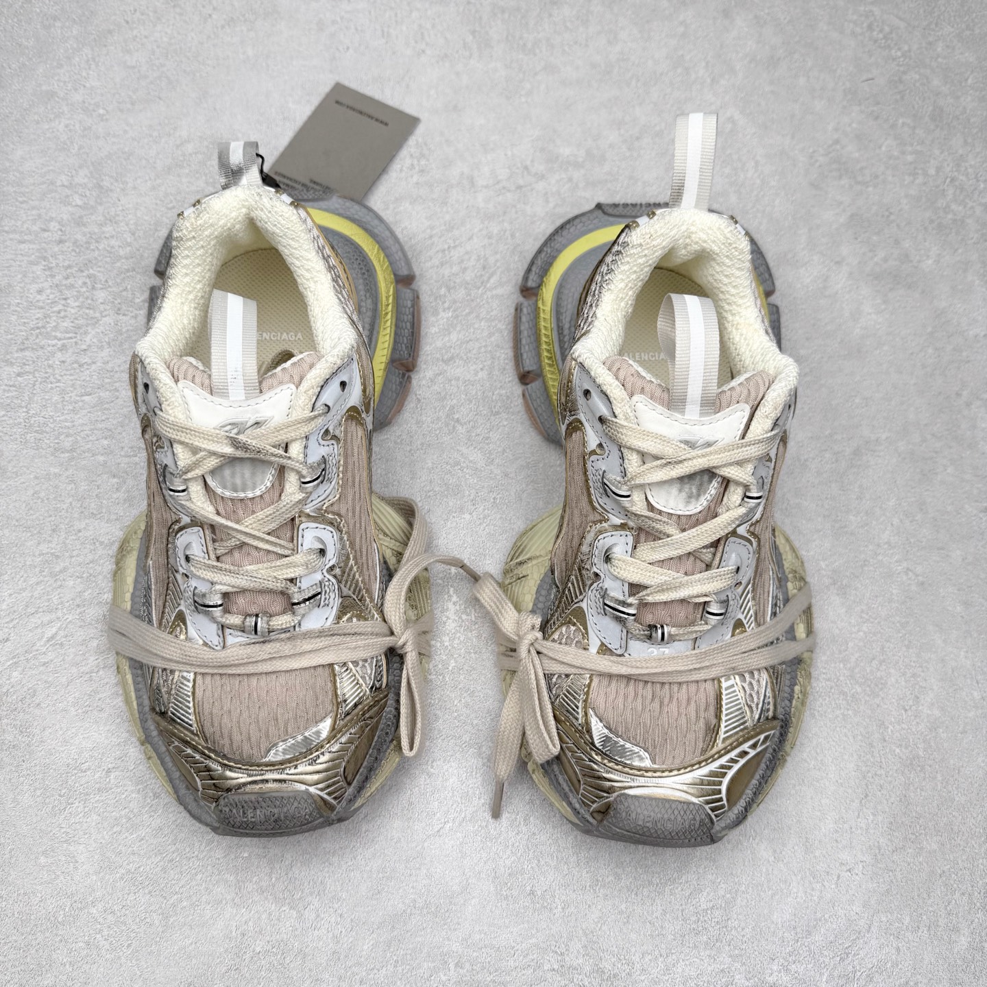 图片[2]-＃福利特价 BALENCIAGA 3XL Sneakers 巴黎世家十代网布系带低帮走秀复古老爹鞋 全套原纸板楦头开发 最原汁原味的灵魂版型 全鞋荧光划线卡点 胶水把控整洁度追求极致完美 每一双都是工艺品 多重QC质检 超越公司货的品控标准 实实在在的免检产品 原盒原配 正确字体电绣 粗细、位置、大小正确 侧边TPU 透气孔匹配意产原版 正确分离大底 TPU软底 原版一致大底LOGO 立体感十足 原厂皮料水洗做旧 采购原厂网纱 不含皮革 网布材料和聚氨酯 磨损效果 鞋头边缘和后帮 Balenciaga 徽标 鞋面和后跟凸印尺码 鞋舌 3XL 橡胶品牌标识和反光细节 鞋帮拉袢和鞋舌拉祥 配反光细节 备用鞋带在鞋履前侧 可在穿着前取下 便于不同造型搭配 偏大一码 尺码：35 36 37 38 39 40 41 42 43 44 45 46-选品中心