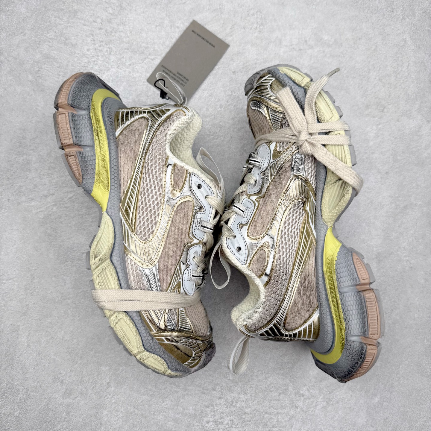 图片[3]-＃福利特价 BALENCIAGA 3XL Sneakers 巴黎世家十代网布系带低帮走秀复古老爹鞋 全套原纸板楦头开发 最原汁原味的灵魂版型 全鞋荧光划线卡点 胶水把控整洁度追求极致完美 每一双都是工艺品 多重QC质检 超越公司货的品控标准 实实在在的免检产品 原盒原配 正确字体电绣 粗细、位置、大小正确 侧边TPU 透气孔匹配意产原版 正确分离大底 TPU软底 原版一致大底LOGO 立体感十足 原厂皮料水洗做旧 采购原厂网纱 不含皮革 网布材料和聚氨酯 磨损效果 鞋头边缘和后帮 Balenciaga 徽标 鞋面和后跟凸印尺码 鞋舌 3XL 橡胶品牌标识和反光细节 鞋帮拉袢和鞋舌拉祥 配反光细节 备用鞋带在鞋履前侧 可在穿着前取下 便于不同造型搭配 偏大一码 尺码：35 36 37 38 39 40 41 42 43 44 45 46-选品中心