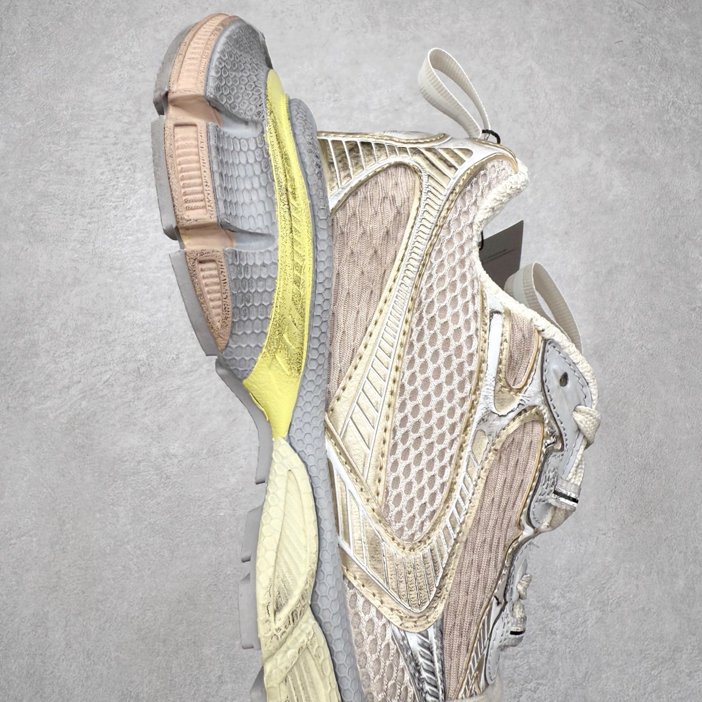 图片[6]-＃福利特价 BALENCIAGA 3XL Sneakers 巴黎世家十代网布系带低帮走秀复古老爹鞋 全套原纸板楦头开发 最原汁原味的灵魂版型 全鞋荧光划线卡点 胶水把控整洁度追求极致完美 每一双都是工艺品 多重QC质检 超越公司货的品控标准 实实在在的免检产品 原盒原配 正确字体电绣 粗细、位置、大小正确 侧边TPU 透气孔匹配意产原版 正确分离大底 TPU软底 原版一致大底LOGO 立体感十足 原厂皮料水洗做旧 采购原厂网纱 不含皮革 网布材料和聚氨酯 磨损效果 鞋头边缘和后帮 Balenciaga 徽标 鞋面和后跟凸印尺码 鞋舌 3XL 橡胶品牌标识和反光细节 鞋帮拉袢和鞋舌拉祥 配反光细节 备用鞋带在鞋履前侧 可在穿着前取下 便于不同造型搭配 偏大一码 尺码：35 36 37 38 39 40 41 42 43 44 45 46-选品中心