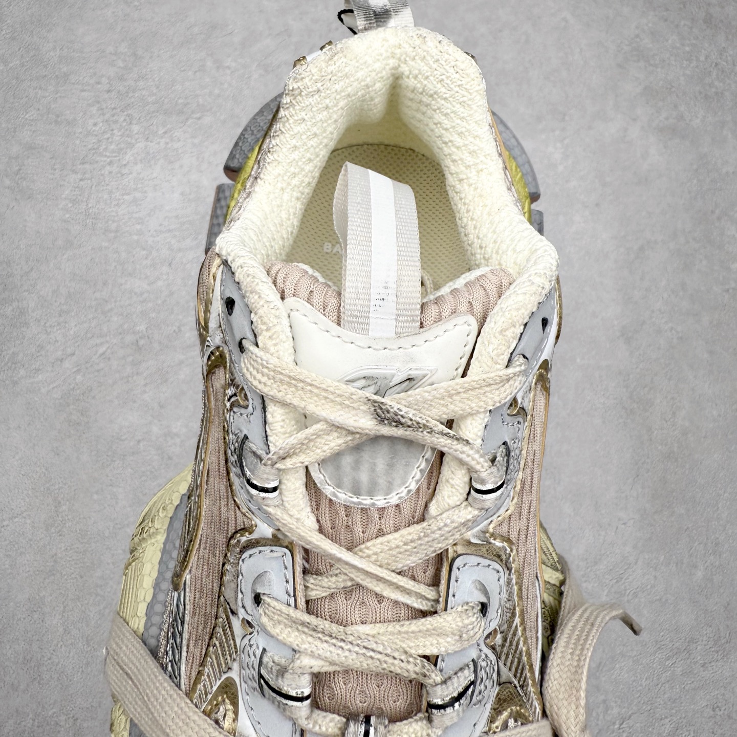 图片[5]-＃福利特价 BALENCIAGA 3XL Sneakers 巴黎世家十代网布系带低帮走秀复古老爹鞋 全套原纸板楦头开发 最原汁原味的灵魂版型 全鞋荧光划线卡点 胶水把控整洁度追求极致完美 每一双都是工艺品 多重QC质检 超越公司货的品控标准 实实在在的免检产品 原盒原配 正确字体电绣 粗细、位置、大小正确 侧边TPU 透气孔匹配意产原版 正确分离大底 TPU软底 原版一致大底LOGO 立体感十足 原厂皮料水洗做旧 采购原厂网纱 不含皮革 网布材料和聚氨酯 磨损效果 鞋头边缘和后帮 Balenciaga 徽标 鞋面和后跟凸印尺码 鞋舌 3XL 橡胶品牌标识和反光细节 鞋帮拉袢和鞋舌拉祥 配反光细节 备用鞋带在鞋履前侧 可在穿着前取下 便于不同造型搭配 偏大一码 尺码：35 36 37 38 39 40 41 42 43 44 45 46-选品中心