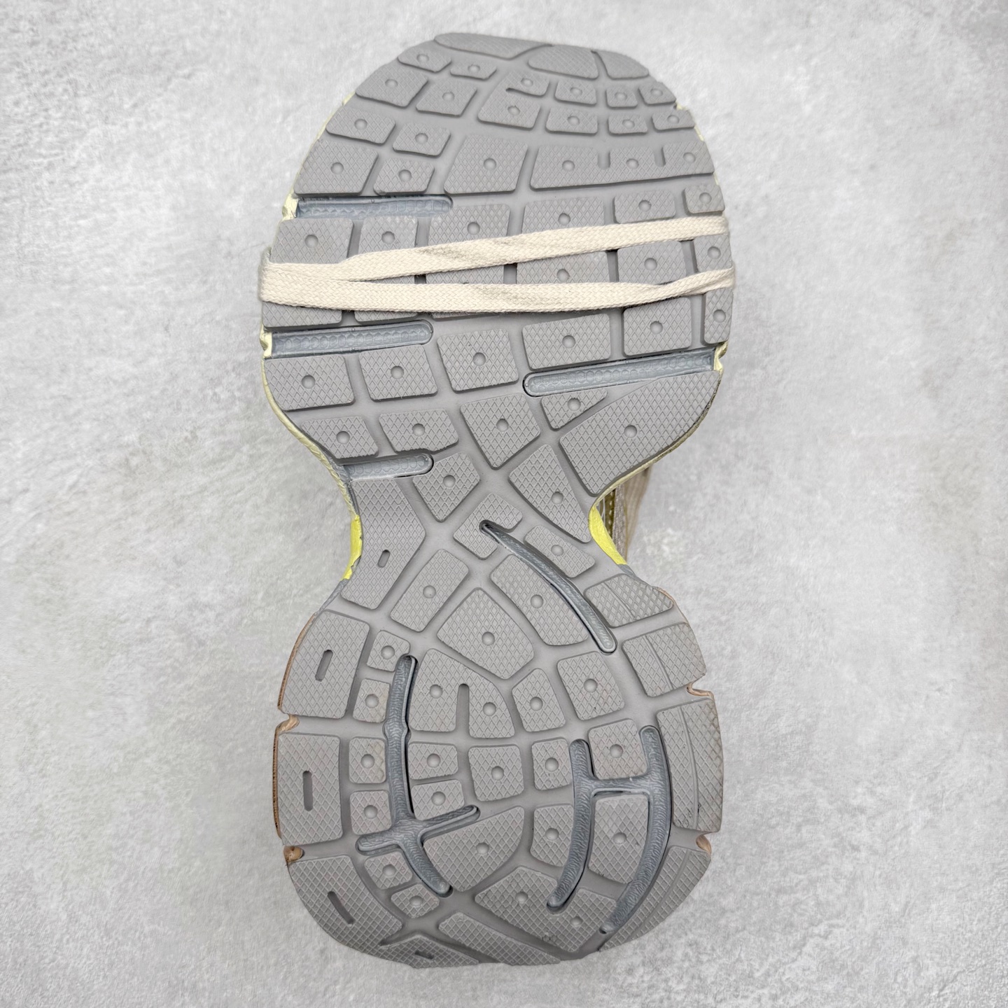 图片[9]-＃福利特价 BALENCIAGA 3XL Sneakers 巴黎世家十代网布系带低帮走秀复古老爹鞋 全套原纸板楦头开发 最原汁原味的灵魂版型 全鞋荧光划线卡点 胶水把控整洁度追求极致完美 每一双都是工艺品 多重QC质检 超越公司货的品控标准 实实在在的免检产品 原盒原配 正确字体电绣 粗细、位置、大小正确 侧边TPU 透气孔匹配意产原版 正确分离大底 TPU软底 原版一致大底LOGO 立体感十足 原厂皮料水洗做旧 采购原厂网纱 不含皮革 网布材料和聚氨酯 磨损效果 鞋头边缘和后帮 Balenciaga 徽标 鞋面和后跟凸印尺码 鞋舌 3XL 橡胶品牌标识和反光细节 鞋帮拉袢和鞋舌拉祥 配反光细节 备用鞋带在鞋履前侧 可在穿着前取下 便于不同造型搭配 偏大一码 尺码：35 36 37 38 39 40 41 42 43 44 45 46-选品中心