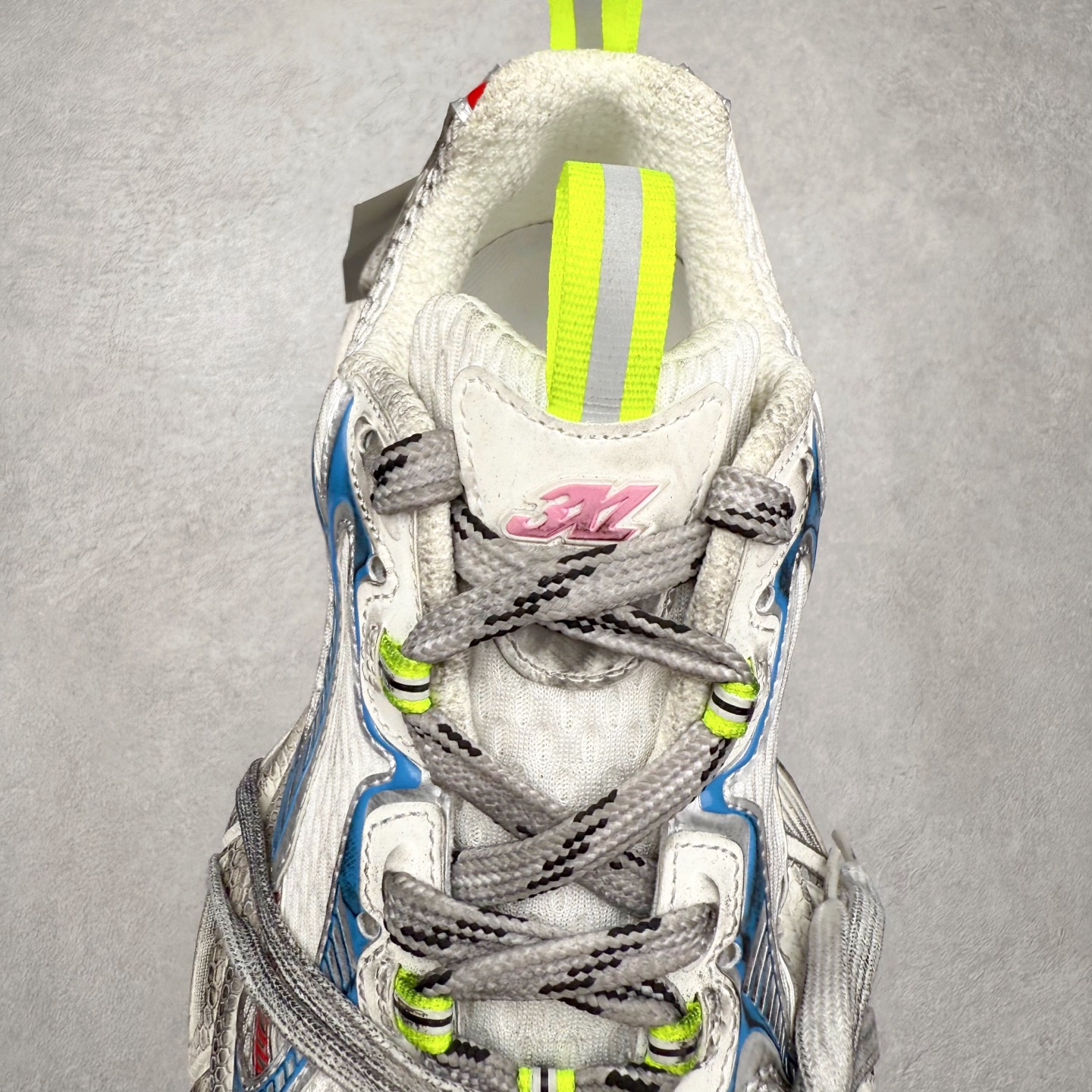 图片[5]-＃福利特价 BALENCIAGA 3XL Sneakers 巴黎世家十代网布系带低帮走秀复古老爹鞋 全套原纸板楦头开发 最原汁原味的灵魂版型 全鞋荧光划线卡点 胶水把控整洁度追求极致完美 每一双都是工艺品 多重QC质检 超越公司货的品控标准 实实在在的免检产品 原盒原配 正确字体电绣 粗细、位置、大小正确 侧边TPU 透气孔匹配意产原版 正确分离大底 TPU软底 原版一致大底LOGO 立体感十足 原厂皮料水洗做旧 采购原厂网纱 不含皮革 网布材料和聚氨酯 磨损效果 鞋头边缘和后帮 Balenciaga 徽标 鞋面和后跟凸印尺码 鞋舌 3XL 橡胶品牌标识和反光细节 鞋帮拉袢和鞋舌拉祥 配反光细节 备用鞋带在鞋履前侧 可在穿着前取下 便于不同造型搭配 偏大一码 尺码：35 36 37 38 39 40 41 42 43 44 45 46-选品中心