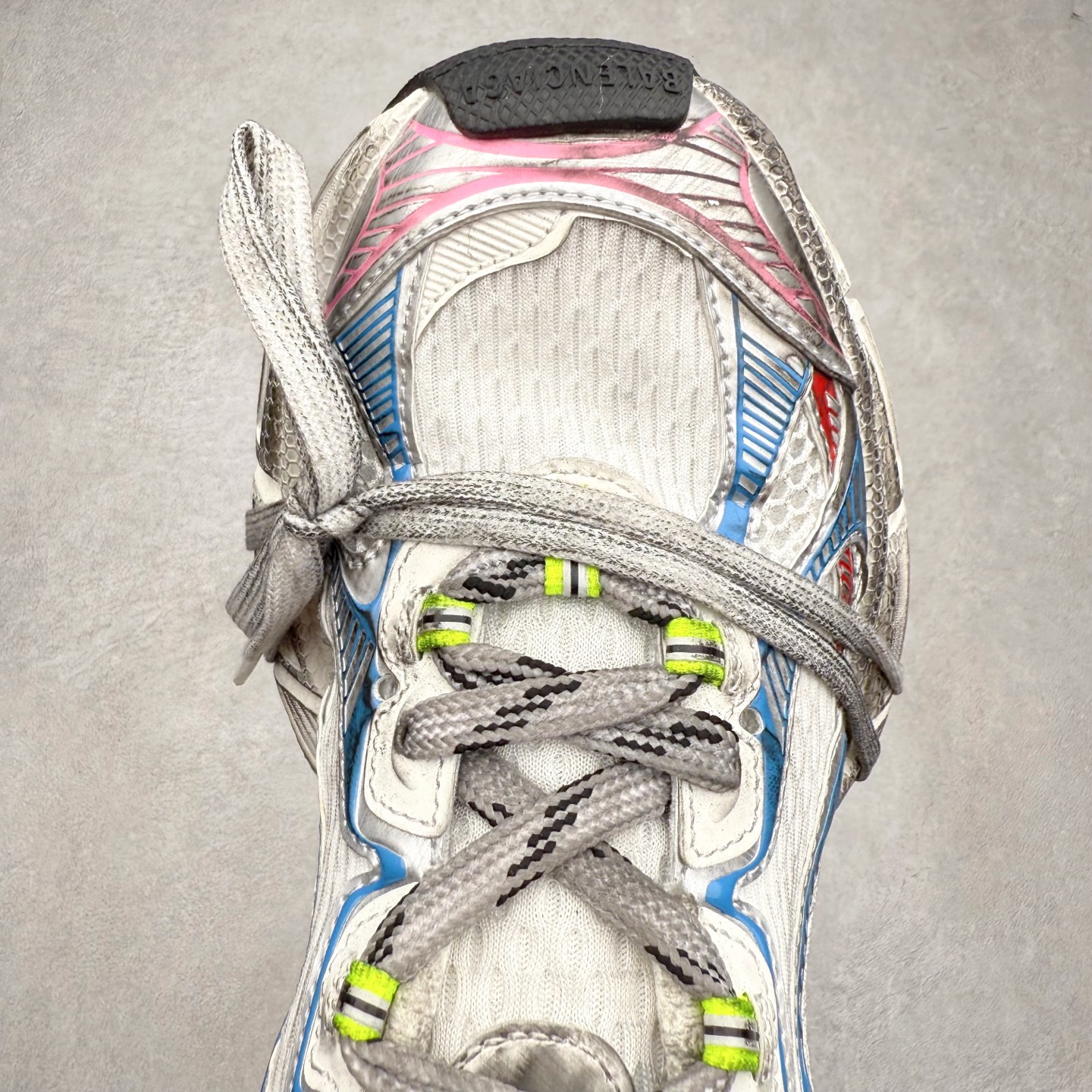 图片[4]-＃福利特价 BALENCIAGA 3XL Sneakers 巴黎世家十代网布系带低帮走秀复古老爹鞋 全套原纸板楦头开发 最原汁原味的灵魂版型 全鞋荧光划线卡点 胶水把控整洁度追求极致完美 每一双都是工艺品 多重QC质检 超越公司货的品控标准 实实在在的免检产品 原盒原配 正确字体电绣 粗细、位置、大小正确 侧边TPU 透气孔匹配意产原版 正确分离大底 TPU软底 原版一致大底LOGO 立体感十足 原厂皮料水洗做旧 采购原厂网纱 不含皮革 网布材料和聚氨酯 磨损效果 鞋头边缘和后帮 Balenciaga 徽标 鞋面和后跟凸印尺码 鞋舌 3XL 橡胶品牌标识和反光细节 鞋帮拉袢和鞋舌拉祥 配反光细节 备用鞋带在鞋履前侧 可在穿着前取下 便于不同造型搭配 偏大一码 尺码：35 36 37 38 39 40 41 42 43 44 45 46-选品中心