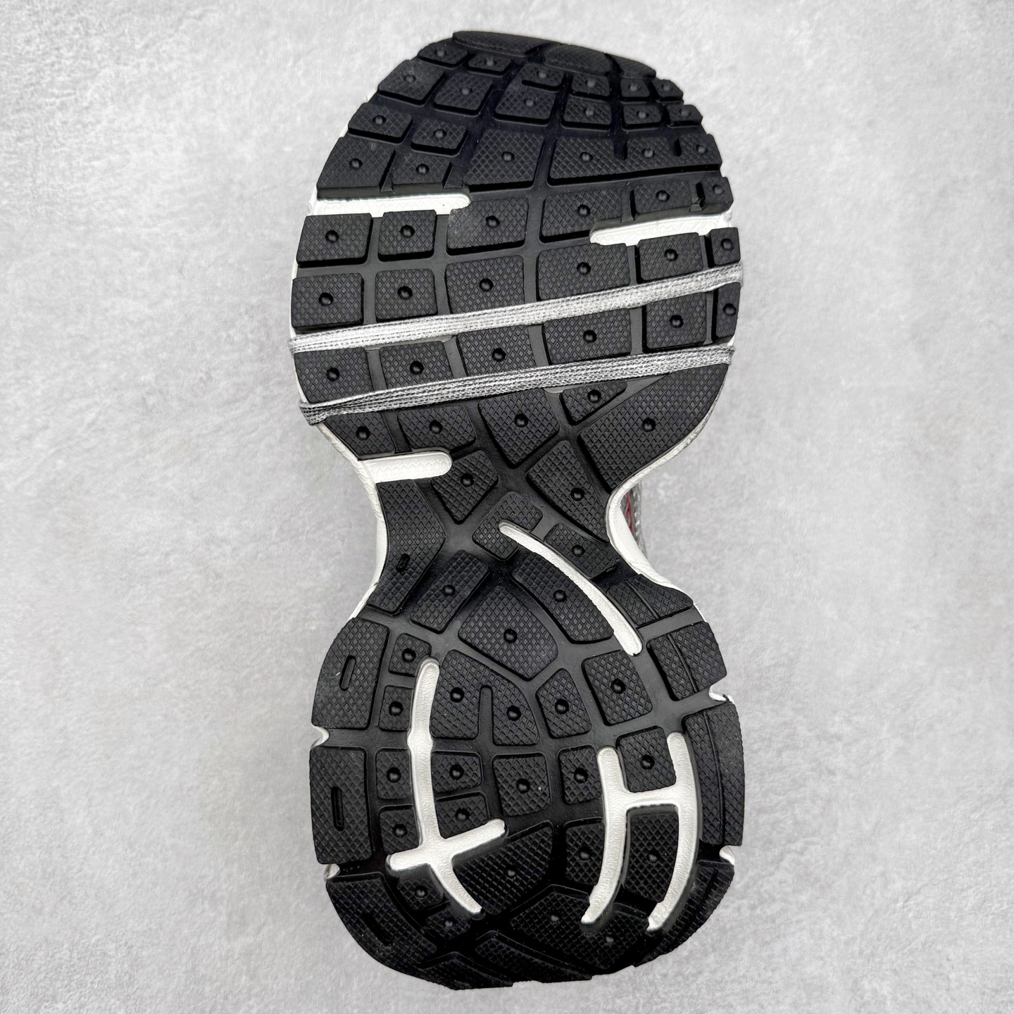 图片[9]-＃福利特价 BALENCIAGA 3XL Sneakers 巴黎世家十代网布系带低帮走秀复古老爹鞋 全套原纸板楦头开发 最原汁原味的灵魂版型 全鞋荧光划线卡点 胶水把控整洁度追求极致完美 每一双都是工艺品 多重QC质检 超越公司货的品控标准 实实在在的免检产品 原盒原配 正确字体电绣 粗细、位置、大小正确 侧边TPU 透气孔匹配意产原版 正确分离大底 TPU软底 原版一致大底LOGO 立体感十足 原厂皮料水洗做旧 采购原厂网纱 不含皮革 网布材料和聚氨酯 磨损效果 鞋头边缘和后帮 Balenciaga 徽标 鞋面和后跟凸印尺码 鞋舌 3XL 橡胶品牌标识和反光细节 鞋帮拉袢和鞋舌拉祥 配反光细节 备用鞋带在鞋履前侧 可在穿着前取下 便于不同造型搭配 偏大一码 尺码：35 36 37 38 39 40 41 42 43 44 45 46-选品中心