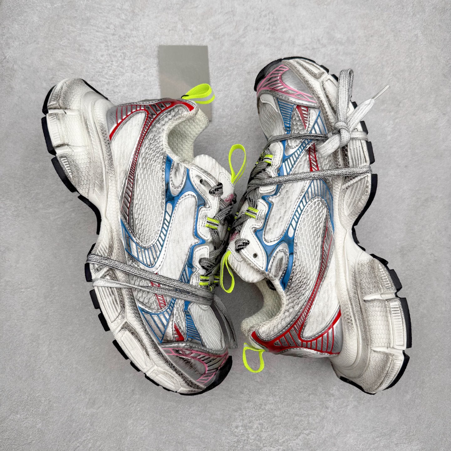 图片[3]-＃福利特价 BALENCIAGA 3XL Sneakers 巴黎世家十代网布系带低帮走秀复古老爹鞋 全套原纸板楦头开发 最原汁原味的灵魂版型 全鞋荧光划线卡点 胶水把控整洁度追求极致完美 每一双都是工艺品 多重QC质检 超越公司货的品控标准 实实在在的免检产品 原盒原配 正确字体电绣 粗细、位置、大小正确 侧边TPU 透气孔匹配意产原版 正确分离大底 TPU软底 原版一致大底LOGO 立体感十足 原厂皮料水洗做旧 采购原厂网纱 不含皮革 网布材料和聚氨酯 磨损效果 鞋头边缘和后帮 Balenciaga 徽标 鞋面和后跟凸印尺码 鞋舌 3XL 橡胶品牌标识和反光细节 鞋帮拉袢和鞋舌拉祥 配反光细节 备用鞋带在鞋履前侧 可在穿着前取下 便于不同造型搭配 偏大一码 尺码：35 36 37 38 39 40 41 42 43 44 45 46-选品中心