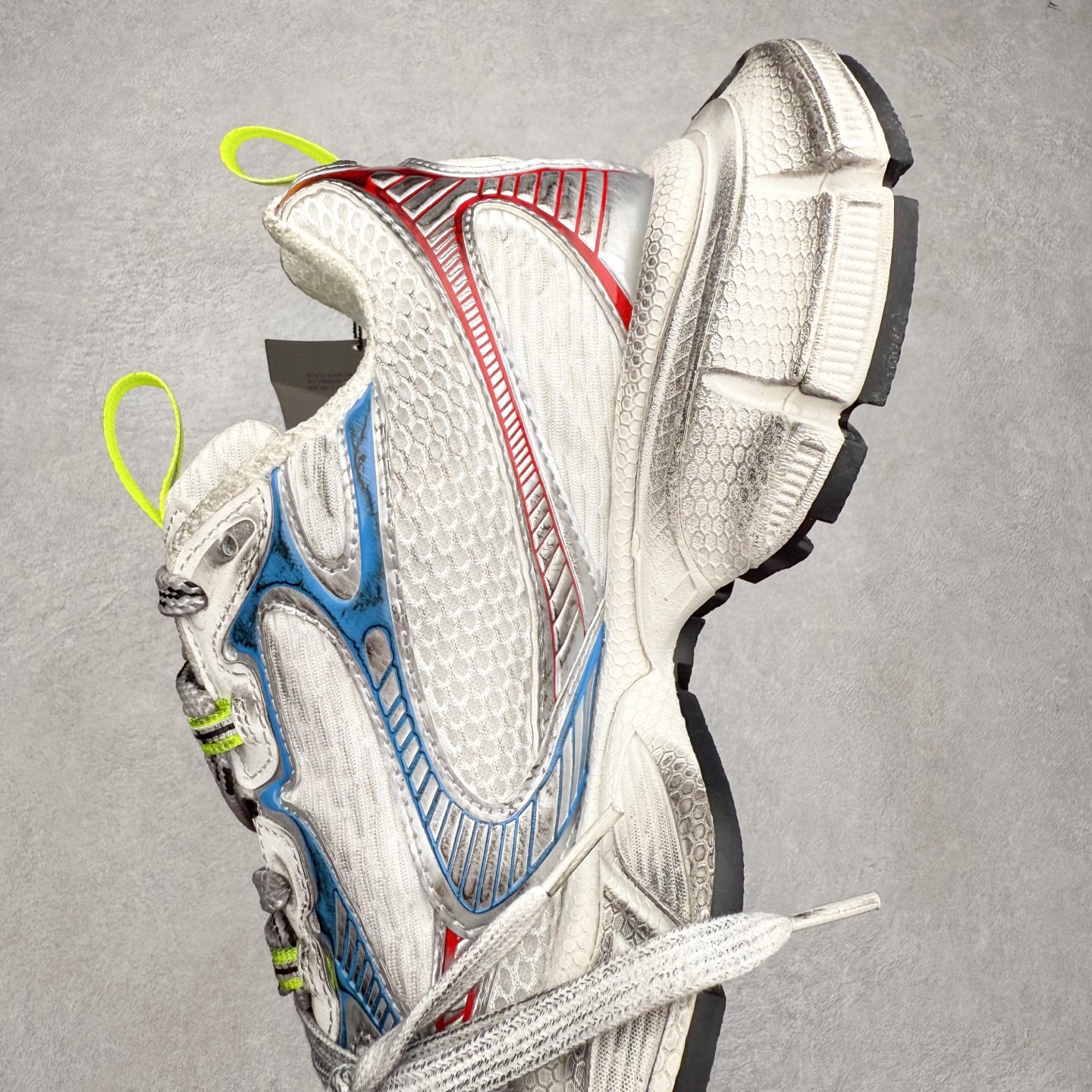 图片[7]-＃福利特价 BALENCIAGA 3XL Sneakers 巴黎世家十代网布系带低帮走秀复古老爹鞋 全套原纸板楦头开发 最原汁原味的灵魂版型 全鞋荧光划线卡点 胶水把控整洁度追求极致完美 每一双都是工艺品 多重QC质检 超越公司货的品控标准 实实在在的免检产品 原盒原配 正确字体电绣 粗细、位置、大小正确 侧边TPU 透气孔匹配意产原版 正确分离大底 TPU软底 原版一致大底LOGO 立体感十足 原厂皮料水洗做旧 采购原厂网纱 不含皮革 网布材料和聚氨酯 磨损效果 鞋头边缘和后帮 Balenciaga 徽标 鞋面和后跟凸印尺码 鞋舌 3XL 橡胶品牌标识和反光细节 鞋帮拉袢和鞋舌拉祥 配反光细节 备用鞋带在鞋履前侧 可在穿着前取下 便于不同造型搭配 偏大一码 尺码：35 36 37 38 39 40 41 42 43 44 45 46-选品中心