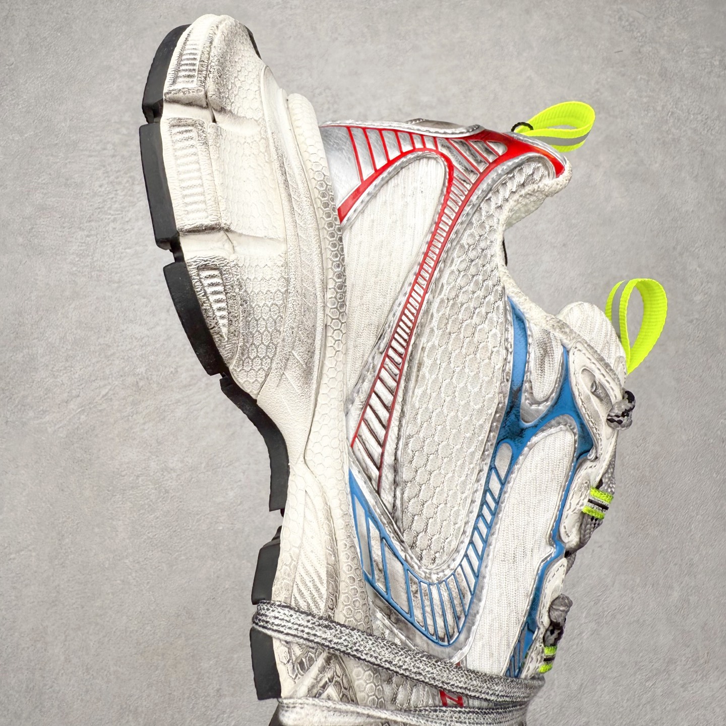 图片[6]-＃福利特价 BALENCIAGA 3XL Sneakers 巴黎世家十代网布系带低帮走秀复古老爹鞋 全套原纸板楦头开发 最原汁原味的灵魂版型 全鞋荧光划线卡点 胶水把控整洁度追求极致完美 每一双都是工艺品 多重QC质检 超越公司货的品控标准 实实在在的免检产品 原盒原配 正确字体电绣 粗细、位置、大小正确 侧边TPU 透气孔匹配意产原版 正确分离大底 TPU软底 原版一致大底LOGO 立体感十足 原厂皮料水洗做旧 采购原厂网纱 不含皮革 网布材料和聚氨酯 磨损效果 鞋头边缘和后帮 Balenciaga 徽标 鞋面和后跟凸印尺码 鞋舌 3XL 橡胶品牌标识和反光细节 鞋帮拉袢和鞋舌拉祥 配反光细节 备用鞋带在鞋履前侧 可在穿着前取下 便于不同造型搭配 偏大一码 尺码：35 36 37 38 39 40 41 42 43 44 45 46-选品中心