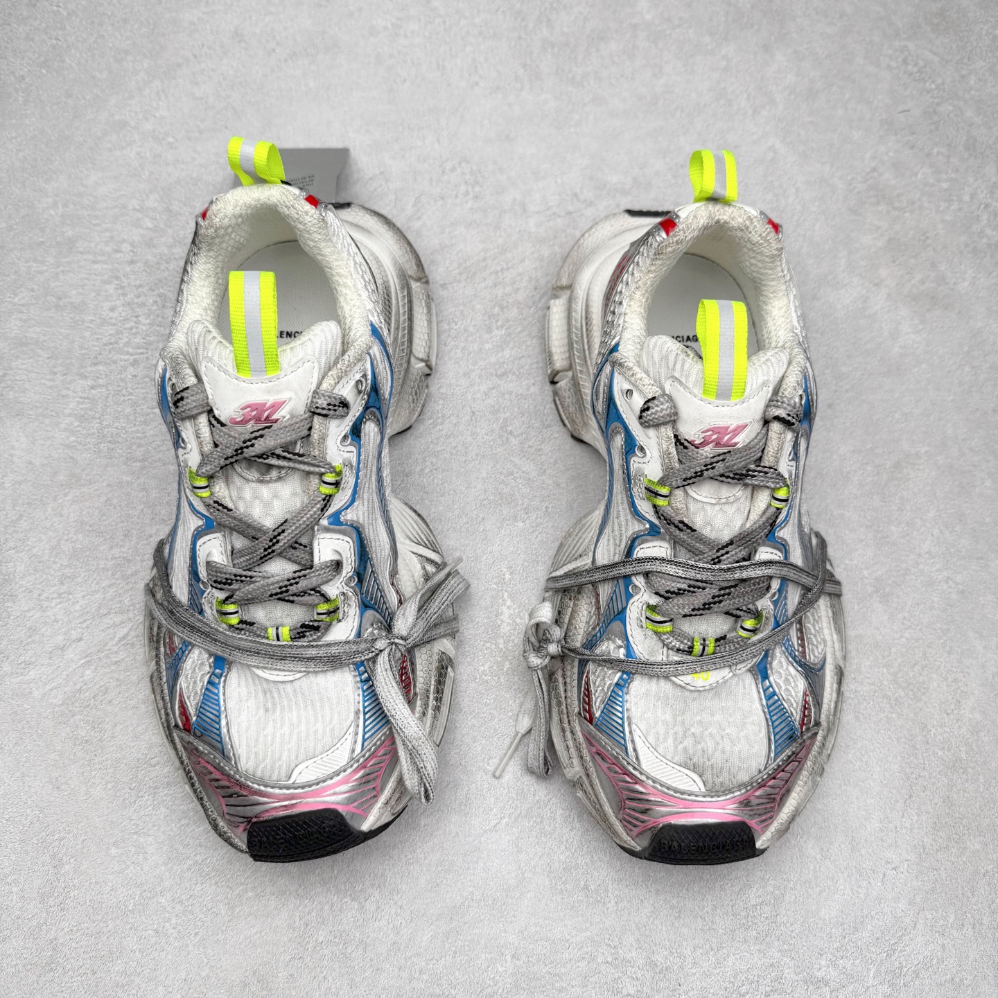 图片[2]-＃福利特价 BALENCIAGA 3XL Sneakers 巴黎世家十代网布系带低帮走秀复古老爹鞋 全套原纸板楦头开发 最原汁原味的灵魂版型 全鞋荧光划线卡点 胶水把控整洁度追求极致完美 每一双都是工艺品 多重QC质检 超越公司货的品控标准 实实在在的免检产品 原盒原配 正确字体电绣 粗细、位置、大小正确 侧边TPU 透气孔匹配意产原版 正确分离大底 TPU软底 原版一致大底LOGO 立体感十足 原厂皮料水洗做旧 采购原厂网纱 不含皮革 网布材料和聚氨酯 磨损效果 鞋头边缘和后帮 Balenciaga 徽标 鞋面和后跟凸印尺码 鞋舌 3XL 橡胶品牌标识和反光细节 鞋帮拉袢和鞋舌拉祥 配反光细节 备用鞋带在鞋履前侧 可在穿着前取下 便于不同造型搭配 偏大一码 尺码：35 36 37 38 39 40 41 42 43 44 45 46-选品中心