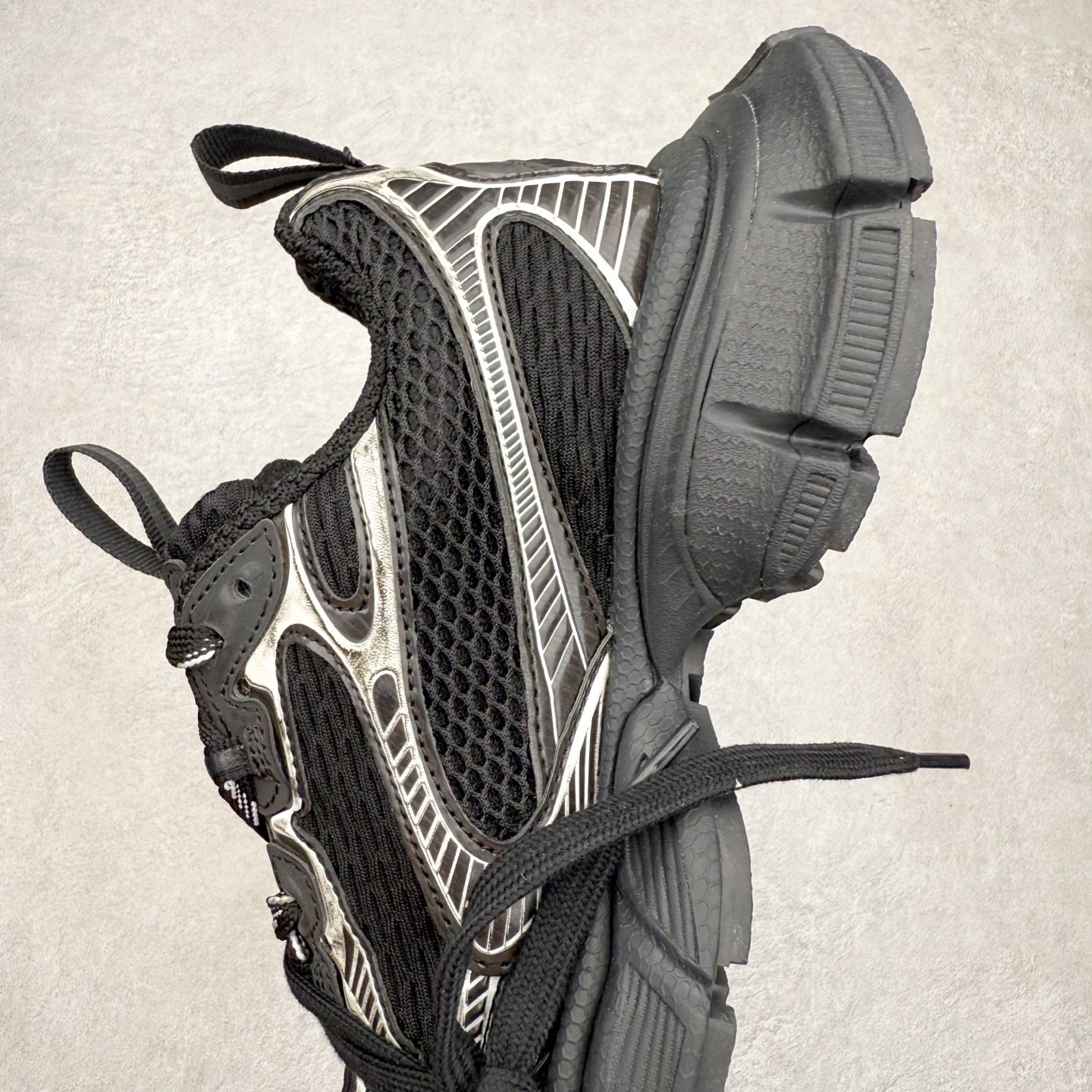 图片[7]-＃福利特价 BALENCIAGA 3XL Sneakers 巴黎世家十代网布系带低帮走秀复古老爹鞋 全套原纸板楦头开发 最原汁原味的灵魂版型 全鞋荧光划线卡点 胶水把控整洁度追求极致完美 每一双都是工艺品 多重QC质检 超越公司货的品控标准 实实在在的免检产品 原盒原配 正确字体电绣 粗细、位置、大小正确 侧边TPU 透气孔匹配意产原版 正确分离大底 TPU软底 原版一致大底LOGO 立体感十足 原厂皮料水洗做旧 采购原厂网纱 不含皮革 网布材料和聚氨酯 磨损效果 鞋头边缘和后帮 Balenciaga 徽标 鞋面和后跟凸印尺码 鞋舌 3XL 橡胶品牌标识和反光细节 鞋帮拉袢和鞋舌拉祥 配反光细节 备用鞋带在鞋履前侧 可在穿着前取下 便于不同造型搭配 偏大一码 尺码：35 36 37 38 39 40 41 42 43 44 45 46-选品中心