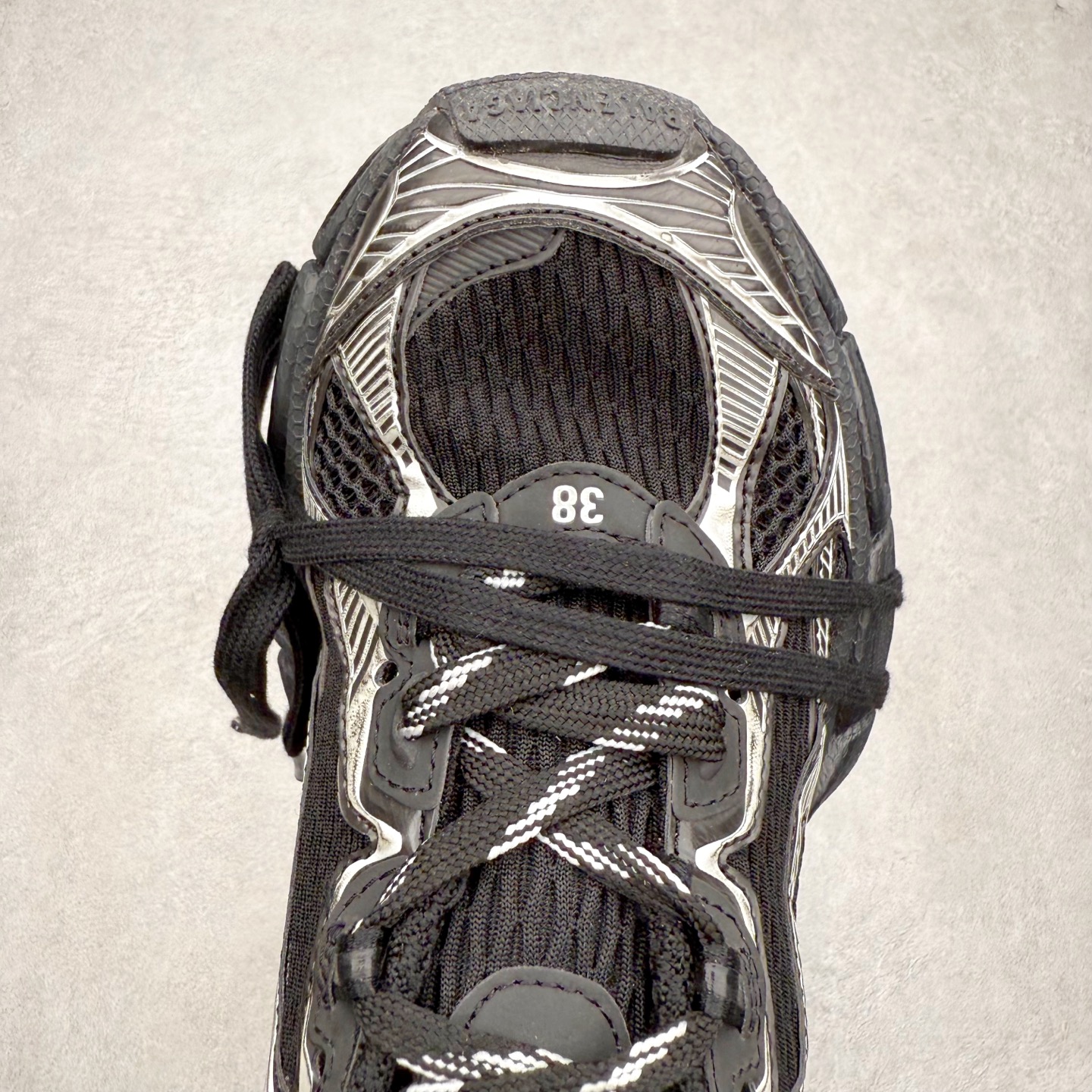 图片[4]-＃福利特价 BALENCIAGA 3XL Sneakers 巴黎世家十代网布系带低帮走秀复古老爹鞋 全套原纸板楦头开发 最原汁原味的灵魂版型 全鞋荧光划线卡点 胶水把控整洁度追求极致完美 每一双都是工艺品 多重QC质检 超越公司货的品控标准 实实在在的免检产品 原盒原配 正确字体电绣 粗细、位置、大小正确 侧边TPU 透气孔匹配意产原版 正确分离大底 TPU软底 原版一致大底LOGO 立体感十足 原厂皮料水洗做旧 采购原厂网纱 不含皮革 网布材料和聚氨酯 磨损效果 鞋头边缘和后帮 Balenciaga 徽标 鞋面和后跟凸印尺码 鞋舌 3XL 橡胶品牌标识和反光细节 鞋帮拉袢和鞋舌拉祥 配反光细节 备用鞋带在鞋履前侧 可在穿着前取下 便于不同造型搭配 偏大一码 尺码：35 36 37 38 39 40 41 42 43 44 45 46-选品中心