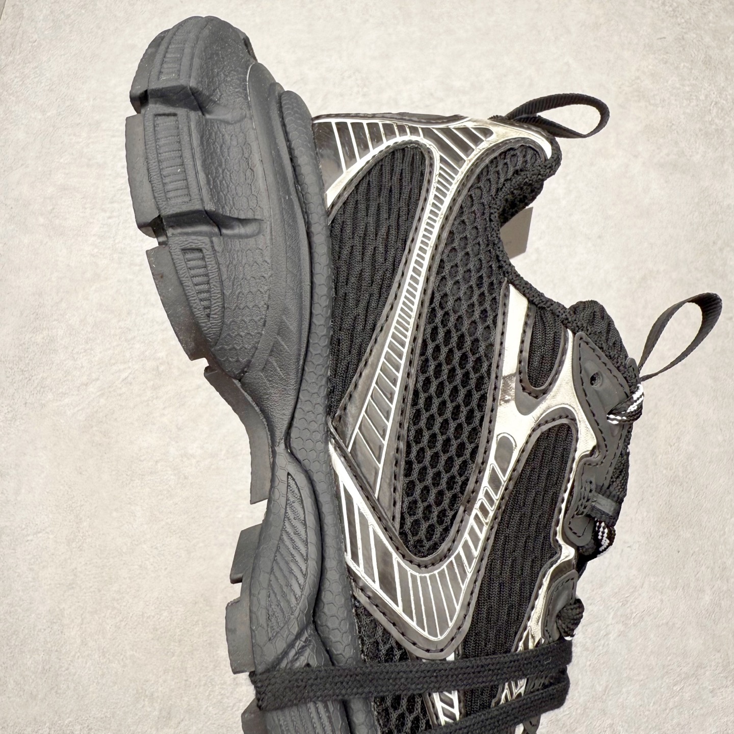 图片[6]-＃福利特价 BALENCIAGA 3XL Sneakers 巴黎世家十代网布系带低帮走秀复古老爹鞋 全套原纸板楦头开发 最原汁原味的灵魂版型 全鞋荧光划线卡点 胶水把控整洁度追求极致完美 每一双都是工艺品 多重QC质检 超越公司货的品控标准 实实在在的免检产品 原盒原配 正确字体电绣 粗细、位置、大小正确 侧边TPU 透气孔匹配意产原版 正确分离大底 TPU软底 原版一致大底LOGO 立体感十足 原厂皮料水洗做旧 采购原厂网纱 不含皮革 网布材料和聚氨酯 磨损效果 鞋头边缘和后帮 Balenciaga 徽标 鞋面和后跟凸印尺码 鞋舌 3XL 橡胶品牌标识和反光细节 鞋帮拉袢和鞋舌拉祥 配反光细节 备用鞋带在鞋履前侧 可在穿着前取下 便于不同造型搭配 偏大一码 尺码：35 36 37 38 39 40 41 42 43 44 45 46-选品中心