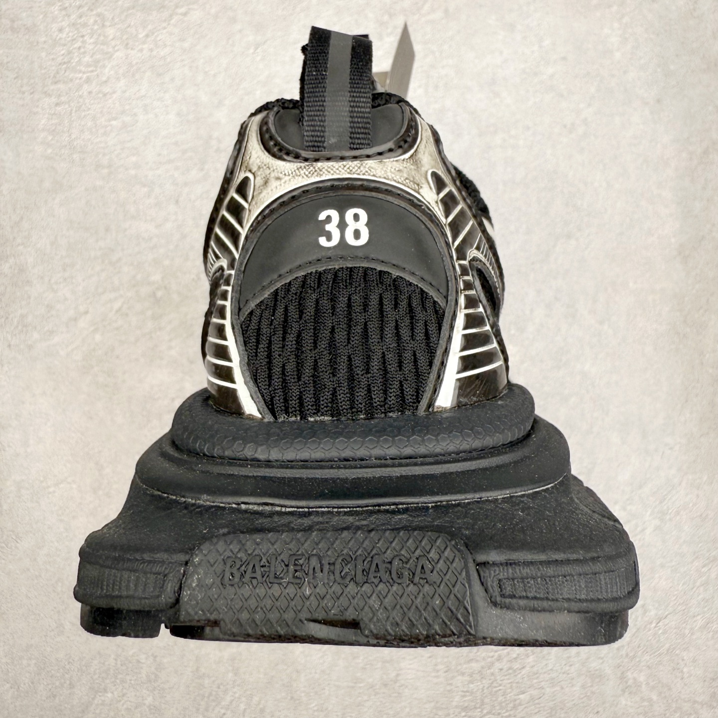 图片[8]-＃福利特价 BALENCIAGA 3XL Sneakers 巴黎世家十代网布系带低帮走秀复古老爹鞋 全套原纸板楦头开发 最原汁原味的灵魂版型 全鞋荧光划线卡点 胶水把控整洁度追求极致完美 每一双都是工艺品 多重QC质检 超越公司货的品控标准 实实在在的免检产品 原盒原配 正确字体电绣 粗细、位置、大小正确 侧边TPU 透气孔匹配意产原版 正确分离大底 TPU软底 原版一致大底LOGO 立体感十足 原厂皮料水洗做旧 采购原厂网纱 不含皮革 网布材料和聚氨酯 磨损效果 鞋头边缘和后帮 Balenciaga 徽标 鞋面和后跟凸印尺码 鞋舌 3XL 橡胶品牌标识和反光细节 鞋帮拉袢和鞋舌拉祥 配反光细节 备用鞋带在鞋履前侧 可在穿着前取下 便于不同造型搭配 偏大一码 尺码：35 36 37 38 39 40 41 42 43 44 45 46-选品中心