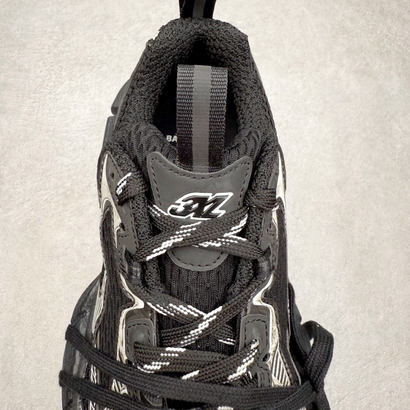 图片[5]-＃福利特价 BALENCIAGA 3XL Sneakers 巴黎世家十代网布系带低帮走秀复古老爹鞋 全套原纸板楦头开发 最原汁原味的灵魂版型 全鞋荧光划线卡点 胶水把控整洁度追求极致完美 每一双都是工艺品 多重QC质检 超越公司货的品控标准 实实在在的免检产品 原盒原配 正确字体电绣 粗细、位置、大小正确 侧边TPU 透气孔匹配意产原版 正确分离大底 TPU软底 原版一致大底LOGO 立体感十足 原厂皮料水洗做旧 采购原厂网纱 不含皮革 网布材料和聚氨酯 磨损效果 鞋头边缘和后帮 Balenciaga 徽标 鞋面和后跟凸印尺码 鞋舌 3XL 橡胶品牌标识和反光细节 鞋帮拉袢和鞋舌拉祥 配反光细节 备用鞋带在鞋履前侧 可在穿着前取下 便于不同造型搭配 偏大一码 尺码：35 36 37 38 39 40 41 42 43 44 45 46-选品中心