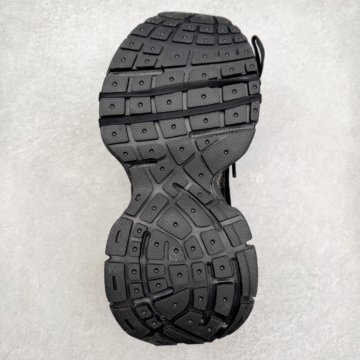 图片[9]-＃福利特价 BALENCIAGA 3XL Sneakers 巴黎世家十代网布系带低帮走秀复古老爹鞋 全套原纸板楦头开发 最原汁原味的灵魂版型 全鞋荧光划线卡点 胶水把控整洁度追求极致完美 每一双都是工艺品 多重QC质检 超越公司货的品控标准 实实在在的免检产品 原盒原配 正确字体电绣 粗细、位置、大小正确 侧边TPU 透气孔匹配意产原版 正确分离大底 TPU软底 原版一致大底LOGO 立体感十足 原厂皮料水洗做旧 采购原厂网纱 不含皮革 网布材料和聚氨酯 磨损效果 鞋头边缘和后帮 Balenciaga 徽标 鞋面和后跟凸印尺码 鞋舌 3XL 橡胶品牌标识和反光细节 鞋帮拉袢和鞋舌拉祥 配反光细节 备用鞋带在鞋履前侧 可在穿着前取下 便于不同造型搭配 偏大一码 尺码：35 36 37 38 39 40 41 42 43 44 45 46-选品中心