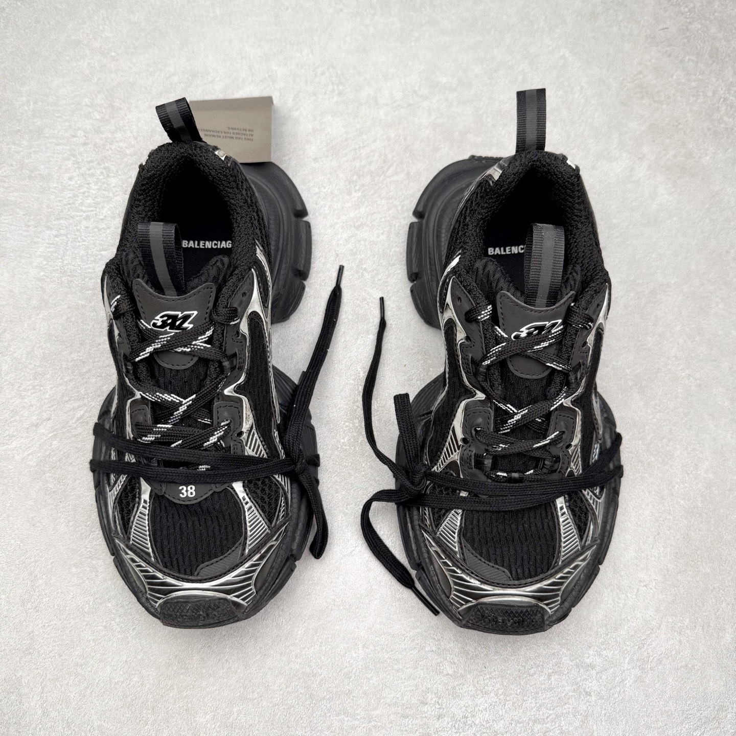 图片[2]-＃福利特价 BALENCIAGA 3XL Sneakers 巴黎世家十代网布系带低帮走秀复古老爹鞋 全套原纸板楦头开发 最原汁原味的灵魂版型 全鞋荧光划线卡点 胶水把控整洁度追求极致完美 每一双都是工艺品 多重QC质检 超越公司货的品控标准 实实在在的免检产品 原盒原配 正确字体电绣 粗细、位置、大小正确 侧边TPU 透气孔匹配意产原版 正确分离大底 TPU软底 原版一致大底LOGO 立体感十足 原厂皮料水洗做旧 采购原厂网纱 不含皮革 网布材料和聚氨酯 磨损效果 鞋头边缘和后帮 Balenciaga 徽标 鞋面和后跟凸印尺码 鞋舌 3XL 橡胶品牌标识和反光细节 鞋帮拉袢和鞋舌拉祥 配反光细节 备用鞋带在鞋履前侧 可在穿着前取下 便于不同造型搭配 偏大一码 尺码：35 36 37 38 39 40 41 42 43 44 45 46-选品中心