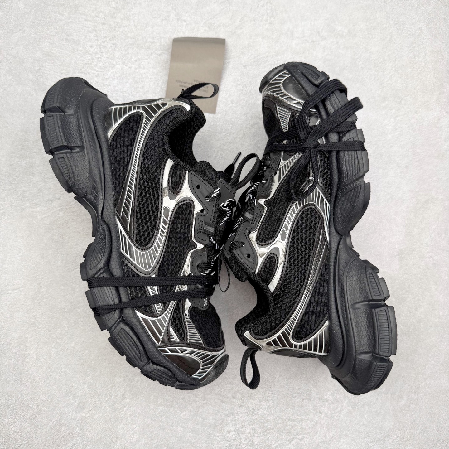 图片[3]-＃福利特价 BALENCIAGA 3XL Sneakers 巴黎世家十代网布系带低帮走秀复古老爹鞋 全套原纸板楦头开发 最原汁原味的灵魂版型 全鞋荧光划线卡点 胶水把控整洁度追求极致完美 每一双都是工艺品 多重QC质检 超越公司货的品控标准 实实在在的免检产品 原盒原配 正确字体电绣 粗细、位置、大小正确 侧边TPU 透气孔匹配意产原版 正确分离大底 TPU软底 原版一致大底LOGO 立体感十足 原厂皮料水洗做旧 采购原厂网纱 不含皮革 网布材料和聚氨酯 磨损效果 鞋头边缘和后帮 Balenciaga 徽标 鞋面和后跟凸印尺码 鞋舌 3XL 橡胶品牌标识和反光细节 鞋帮拉袢和鞋舌拉祥 配反光细节 备用鞋带在鞋履前侧 可在穿着前取下 便于不同造型搭配 偏大一码 尺码：35 36 37 38 39 40 41 42 43 44 45 46-选品中心