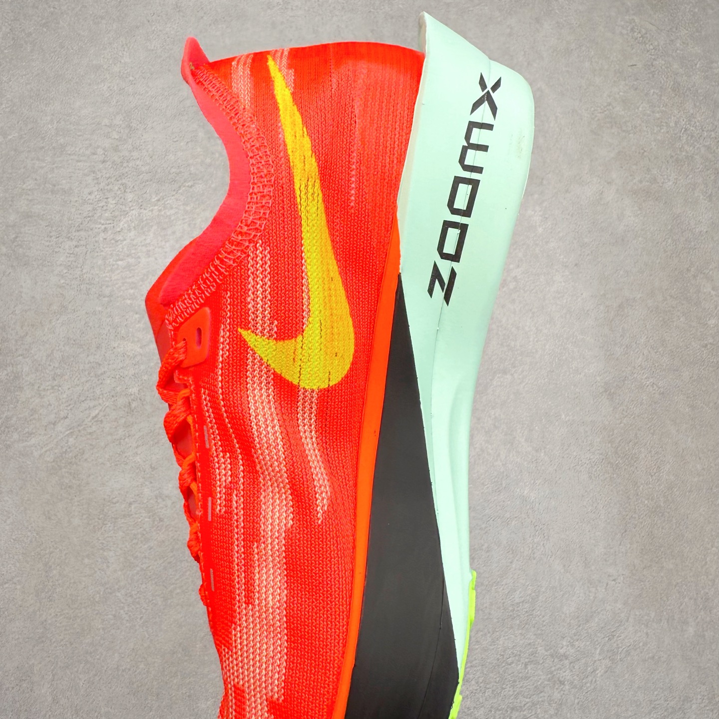 图片[7]-NK Streakfly 2 马拉松公路竞速跑步鞋 助你在比赛日遥遥领先。该鞋款搭载碳纤维Flyplate，与元年款人气ZoomX泡绵中底和简约鞋面相得益彰缔造出众回弹脚感。无论是1公里还是 10 公里，皆可带来出众跑步表现。保持速度全掌型碳纤维 Flyplate 提供出色推进感，铸就顺畅过渡的迈步体验，助你在跑途中自信转向。出众回弹ZoomX泡绵经匠心设计，塑就出众回弹缓震性能，缔造轻盈脚感，助你发挥疾速表现。抓地外底外底采用轻薄粘性网状材质，有助减轻鞋身重量，同时提供强劲抓地力。实拍调校N版已经零色差零失真 百分百还原实物色彩所见即所得 不存在货不对板色差等低级问题 选购参考实物拍摄 不混卖不参货 只用心做好货严格选品 承诺混一赔十 尺码：36 36.5 37.5 38 38.5 39 40 40.5 41 42 42.5 43 44 44.5 45-选品中心