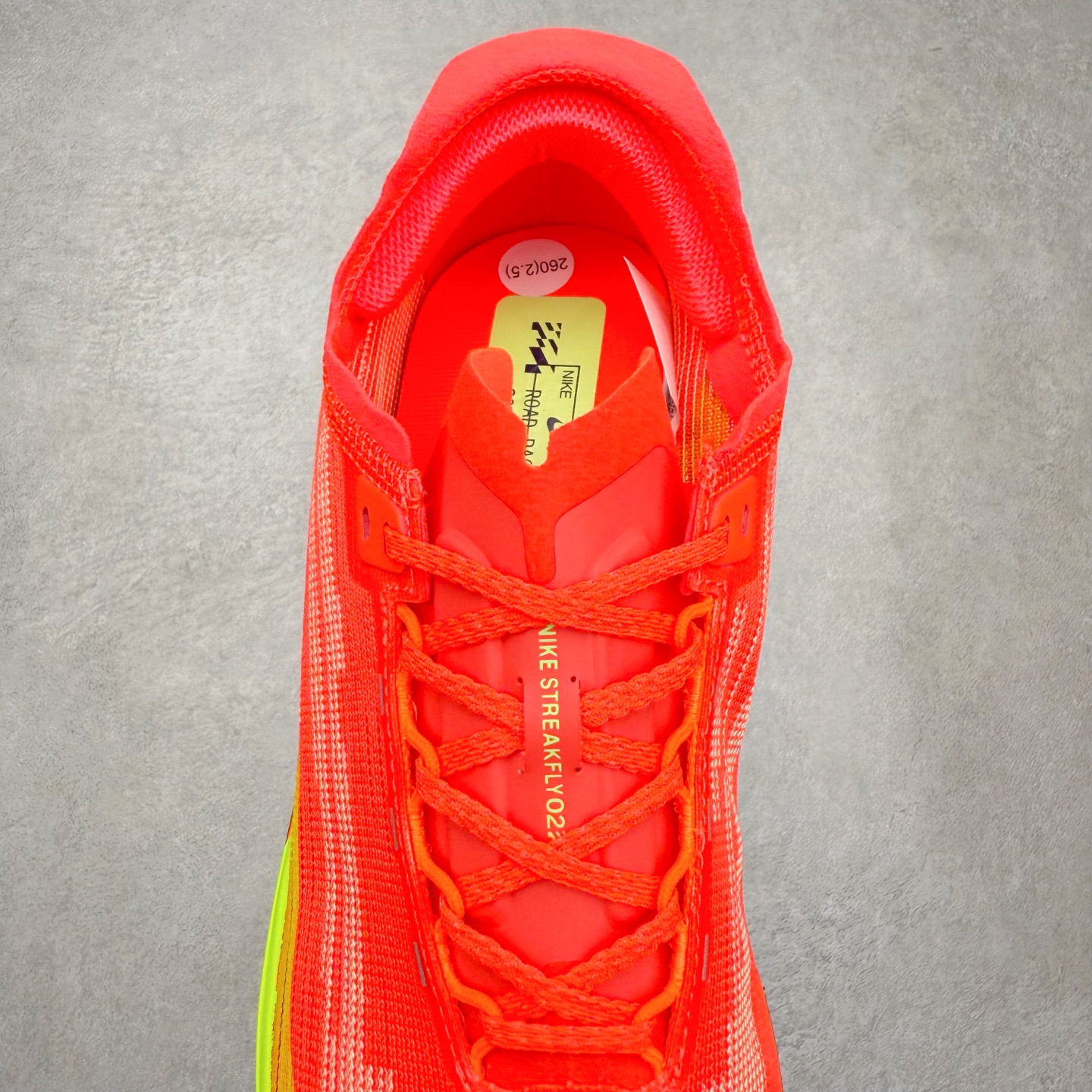 图片[5]-NK Streakfly 2 马拉松公路竞速跑步鞋 助你在比赛日遥遥领先。该鞋款搭载碳纤维Flyplate，与元年款人气ZoomX泡绵中底和简约鞋面相得益彰缔造出众回弹脚感。无论是1公里还是 10 公里，皆可带来出众跑步表现。保持速度全掌型碳纤维 Flyplate 提供出色推进感，铸就顺畅过渡的迈步体验，助你在跑途中自信转向。出众回弹ZoomX泡绵经匠心设计，塑就出众回弹缓震性能，缔造轻盈脚感，助你发挥疾速表现。抓地外底外底采用轻薄粘性网状材质，有助减轻鞋身重量，同时提供强劲抓地力。实拍调校N版已经零色差零失真 百分百还原实物色彩所见即所得 不存在货不对板色差等低级问题 选购参考实物拍摄 不混卖不参货 只用心做好货严格选品 承诺混一赔十 尺码：36 36.5 37.5 38 38.5 39 40 40.5 41 42 42.5 43 44 44.5 45-选品中心