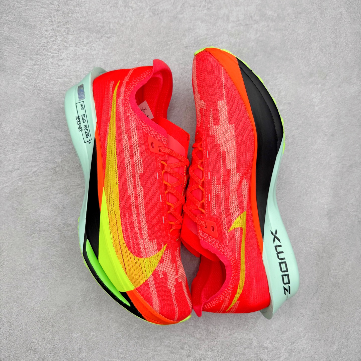 图片[3]-NK Streakfly 2 马拉松公路竞速跑步鞋 助你在比赛日遥遥领先。该鞋款搭载碳纤维Flyplate，与元年款人气ZoomX泡绵中底和简约鞋面相得益彰缔造出众回弹脚感。无论是1公里还是 10 公里，皆可带来出众跑步表现。保持速度全掌型碳纤维 Flyplate 提供出色推进感，铸就顺畅过渡的迈步体验，助你在跑途中自信转向。出众回弹ZoomX泡绵经匠心设计，塑就出众回弹缓震性能，缔造轻盈脚感，助你发挥疾速表现。抓地外底外底采用轻薄粘性网状材质，有助减轻鞋身重量，同时提供强劲抓地力。实拍调校N版已经零色差零失真 百分百还原实物色彩所见即所得 不存在货不对板色差等低级问题 选购参考实物拍摄 不混卖不参货 只用心做好货严格选品 承诺混一赔十 尺码：36 36.5 37.5 38 38.5 39 40 40.5 41 42 42.5 43 44 44.5 45-选品中心