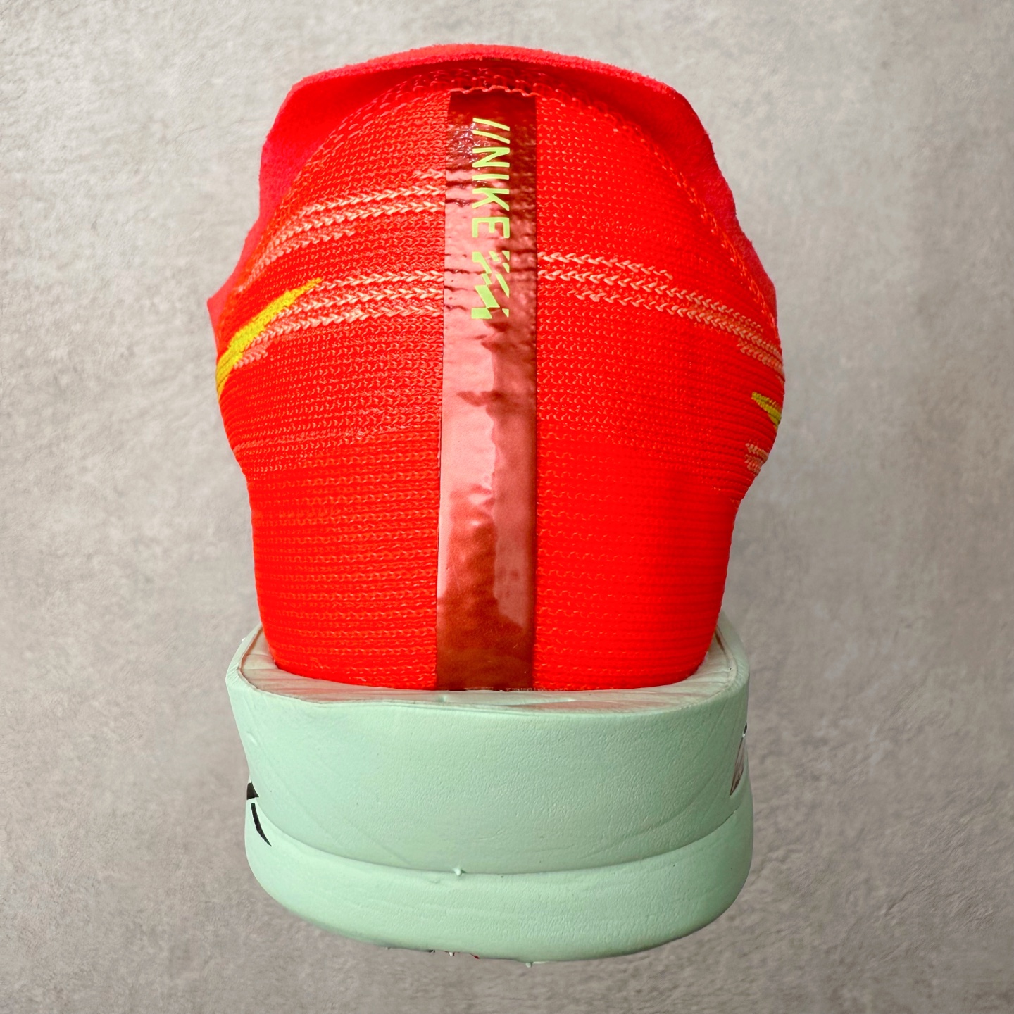 图片[8]-NK Streakfly 2 马拉松公路竞速跑步鞋 助你在比赛日遥遥领先。该鞋款搭载碳纤维Flyplate，与元年款人气ZoomX泡绵中底和简约鞋面相得益彰缔造出众回弹脚感。无论是1公里还是 10 公里，皆可带来出众跑步表现。保持速度全掌型碳纤维 Flyplate 提供出色推进感，铸就顺畅过渡的迈步体验，助你在跑途中自信转向。出众回弹ZoomX泡绵经匠心设计，塑就出众回弹缓震性能，缔造轻盈脚感，助你发挥疾速表现。抓地外底外底采用轻薄粘性网状材质，有助减轻鞋身重量，同时提供强劲抓地力。实拍调校N版已经零色差零失真 百分百还原实物色彩所见即所得 不存在货不对板色差等低级问题 选购参考实物拍摄 不混卖不参货 只用心做好货严格选品 承诺混一赔十 尺码：36 36.5 37.5 38 38.5 39 40 40.5 41 42 42.5 43 44 44.5 45-选品中心