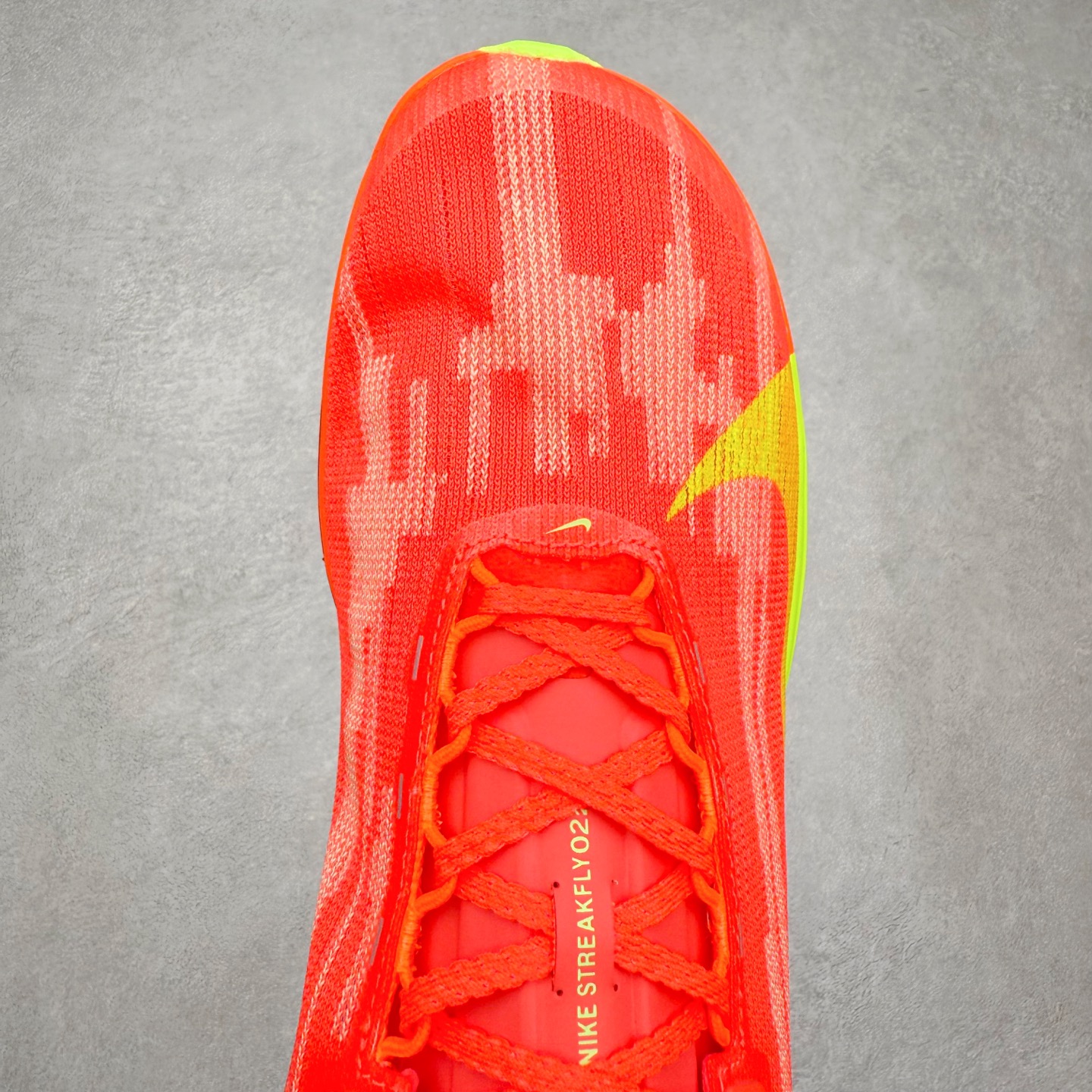 图片[4]-NK Streakfly 2 马拉松公路竞速跑步鞋 助你在比赛日遥遥领先。该鞋款搭载碳纤维Flyplate，与元年款人气ZoomX泡绵中底和简约鞋面相得益彰缔造出众回弹脚感。无论是1公里还是 10 公里，皆可带来出众跑步表现。保持速度全掌型碳纤维 Flyplate 提供出色推进感，铸就顺畅过渡的迈步体验，助你在跑途中自信转向。出众回弹ZoomX泡绵经匠心设计，塑就出众回弹缓震性能，缔造轻盈脚感，助你发挥疾速表现。抓地外底外底采用轻薄粘性网状材质，有助减轻鞋身重量，同时提供强劲抓地力。实拍调校N版已经零色差零失真 百分百还原实物色彩所见即所得 不存在货不对板色差等低级问题 选购参考实物拍摄 不混卖不参货 只用心做好货严格选品 承诺混一赔十 尺码：36 36.5 37.5 38 38.5 39 40 40.5 41 42 42.5 43 44 44.5 45-选品中心