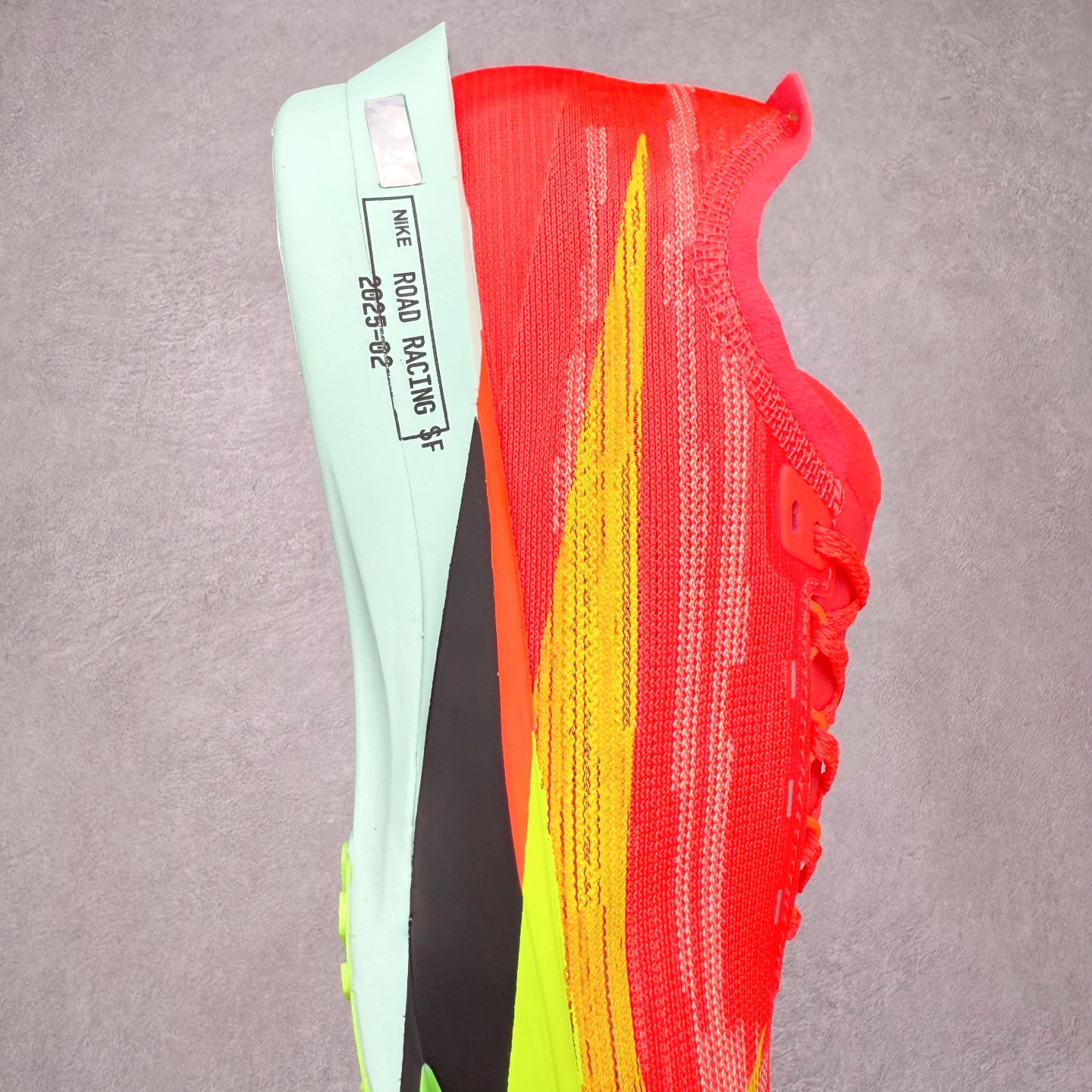 图片[6]-NK Streakfly 2 马拉松公路竞速跑步鞋 助你在比赛日遥遥领先。该鞋款搭载碳纤维Flyplate，与元年款人气ZoomX泡绵中底和简约鞋面相得益彰缔造出众回弹脚感。无论是1公里还是 10 公里，皆可带来出众跑步表现。保持速度全掌型碳纤维 Flyplate 提供出色推进感，铸就顺畅过渡的迈步体验，助你在跑途中自信转向。出众回弹ZoomX泡绵经匠心设计，塑就出众回弹缓震性能，缔造轻盈脚感，助你发挥疾速表现。抓地外底外底采用轻薄粘性网状材质，有助减轻鞋身重量，同时提供强劲抓地力。实拍调校N版已经零色差零失真 百分百还原实物色彩所见即所得 不存在货不对板色差等低级问题 选购参考实物拍摄 不混卖不参货 只用心做好货严格选品 承诺混一赔十 尺码：36 36.5 37.5 38 38.5 39 40 40.5 41 42 42.5 43 44 44.5 45-选品中心