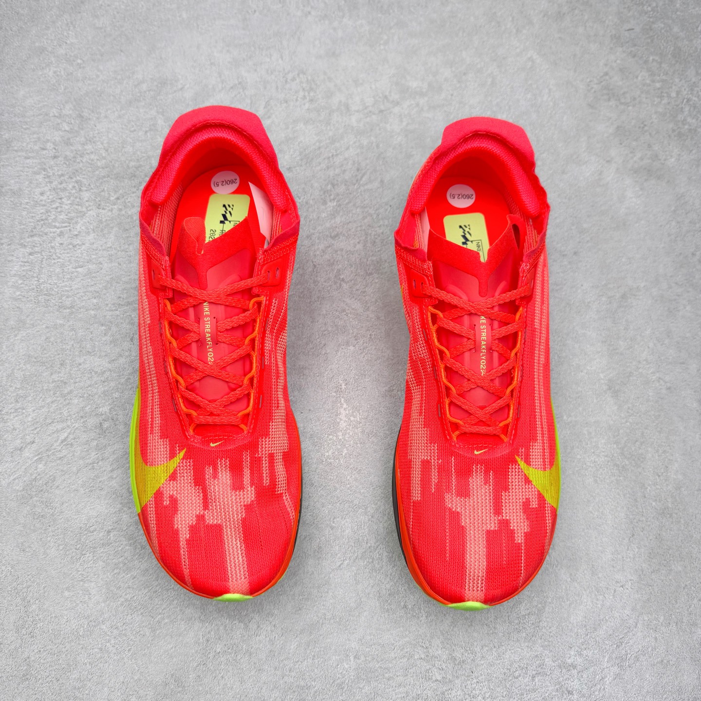 图片[2]-NK Streakfly 2 马拉松公路竞速跑步鞋 助你在比赛日遥遥领先。该鞋款搭载碳纤维Flyplate，与元年款人气ZoomX泡绵中底和简约鞋面相得益彰缔造出众回弹脚感。无论是1公里还是 10 公里，皆可带来出众跑步表现。保持速度全掌型碳纤维 Flyplate 提供出色推进感，铸就顺畅过渡的迈步体验，助你在跑途中自信转向。出众回弹ZoomX泡绵经匠心设计，塑就出众回弹缓震性能，缔造轻盈脚感，助你发挥疾速表现。抓地外底外底采用轻薄粘性网状材质，有助减轻鞋身重量，同时提供强劲抓地力。实拍调校N版已经零色差零失真 百分百还原实物色彩所见即所得 不存在货不对板色差等低级问题 选购参考实物拍摄 不混卖不参货 只用心做好货严格选品 承诺混一赔十 尺码：36 36.5 37.5 38 38.5 39 40 40.5 41 42 42.5 43 44 44.5 45-选品中心