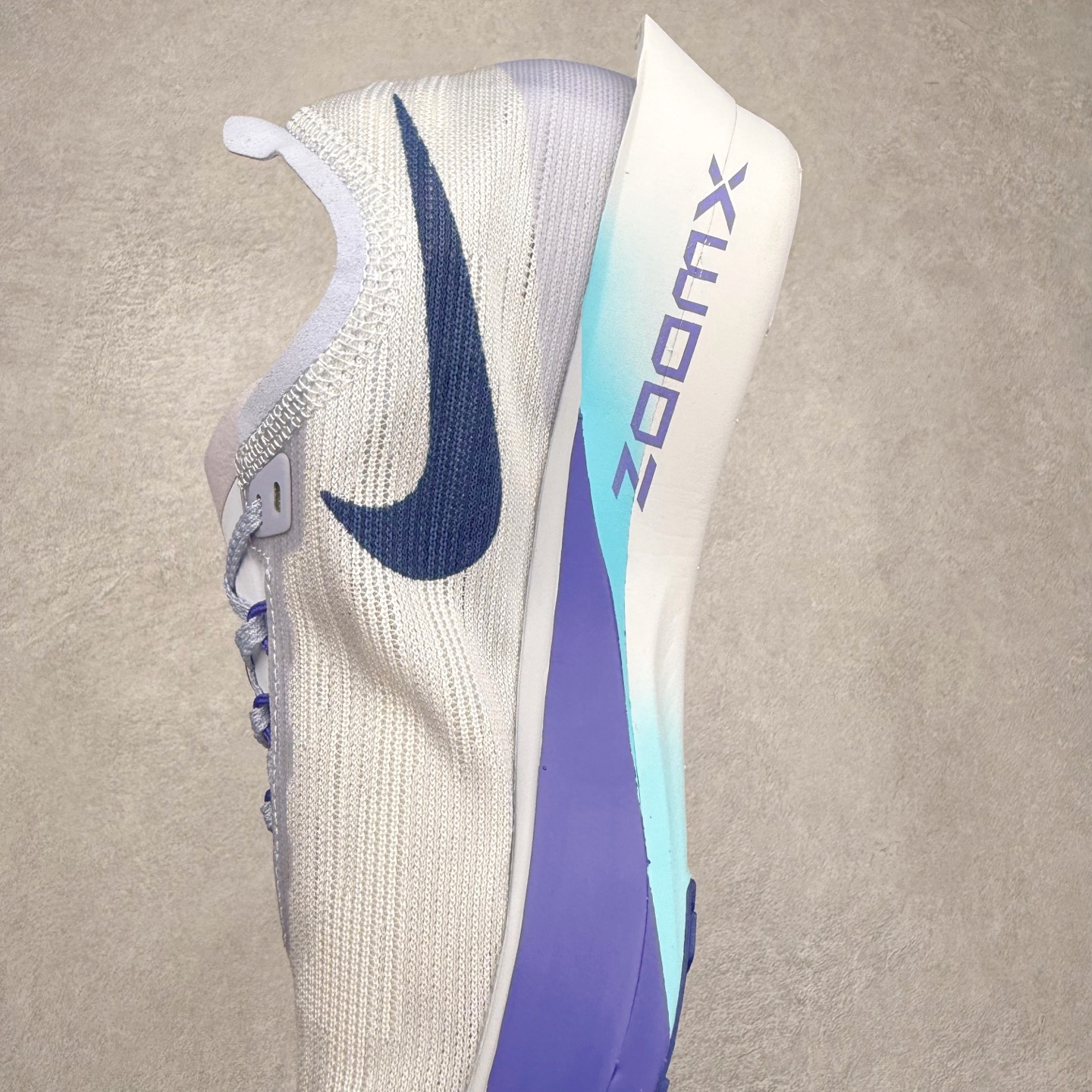 图片[7]-NK Streakfly 2 马拉松公路竞速跑步鞋 助你在比赛日遥遥领先。该鞋款搭载碳纤维Flyplate，与元年款人气ZoomX泡绵中底和简约鞋面相得益彰缔造出众回弹脚感。无论是1公里还是 10 公里，皆可带来出众跑步表现。保持速度全掌型碳纤维 Flyplate 提供出色推进感，铸就顺畅过渡的迈步体验，助你在跑途中自信转向。出众回弹ZoomX泡绵经匠心设计，塑就出众回弹缓震性能，缔造轻盈脚感，助你发挥疾速表现。抓地外底外底采用轻薄粘性网状材质，有助减轻鞋身重量，同时提供强劲抓地力。实拍调校N版已经零色差零失真 百分百还原实物色彩所见即所得 不存在货不对板色差等低级问题 选购参考实物拍摄 不混卖不参货 只用心做好货严格选品 承诺混一赔十 尺码：36 36.5 37.5 38 38.5 39 40 40.5 41 42 42.5 43 44 44.5 45-选品中心