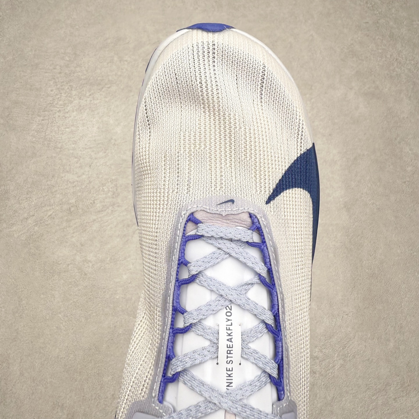 图片[4]-NK Streakfly 2 马拉松公路竞速跑步鞋 助你在比赛日遥遥领先。该鞋款搭载碳纤维Flyplate，与元年款人气ZoomX泡绵中底和简约鞋面相得益彰缔造出众回弹脚感。无论是1公里还是 10 公里，皆可带来出众跑步表现。保持速度全掌型碳纤维 Flyplate 提供出色推进感，铸就顺畅过渡的迈步体验，助你在跑途中自信转向。出众回弹ZoomX泡绵经匠心设计，塑就出众回弹缓震性能，缔造轻盈脚感，助你发挥疾速表现。抓地外底外底采用轻薄粘性网状材质，有助减轻鞋身重量，同时提供强劲抓地力。实拍调校N版已经零色差零失真 百分百还原实物色彩所见即所得 不存在货不对板色差等低级问题 选购参考实物拍摄 不混卖不参货 只用心做好货严格选品 承诺混一赔十 尺码：36 36.5 37.5 38 38.5 39 40 40.5 41 42 42.5 43 44 44.5 45-选品中心