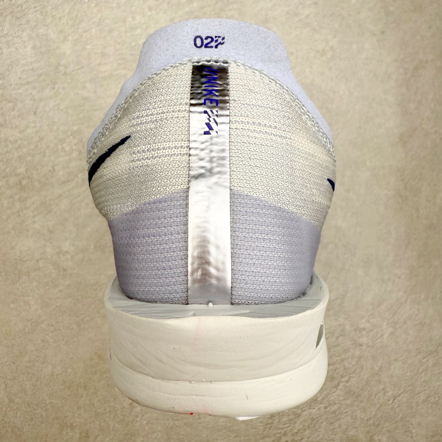 图片[8]-NK Streakfly 2 马拉松公路竞速跑步鞋 助你在比赛日遥遥领先。该鞋款搭载碳纤维Flyplate，与元年款人气ZoomX泡绵中底和简约鞋面相得益彰缔造出众回弹脚感。无论是1公里还是 10 公里，皆可带来出众跑步表现。保持速度全掌型碳纤维 Flyplate 提供出色推进感，铸就顺畅过渡的迈步体验，助你在跑途中自信转向。出众回弹ZoomX泡绵经匠心设计，塑就出众回弹缓震性能，缔造轻盈脚感，助你发挥疾速表现。抓地外底外底采用轻薄粘性网状材质，有助减轻鞋身重量，同时提供强劲抓地力。实拍调校N版已经零色差零失真 百分百还原实物色彩所见即所得 不存在货不对板色差等低级问题 选购参考实物拍摄 不混卖不参货 只用心做好货严格选品 承诺混一赔十 尺码：36 36.5 37.5 38 38.5 39 40 40.5 41 42 42.5 43 44 44.5 45-选品中心