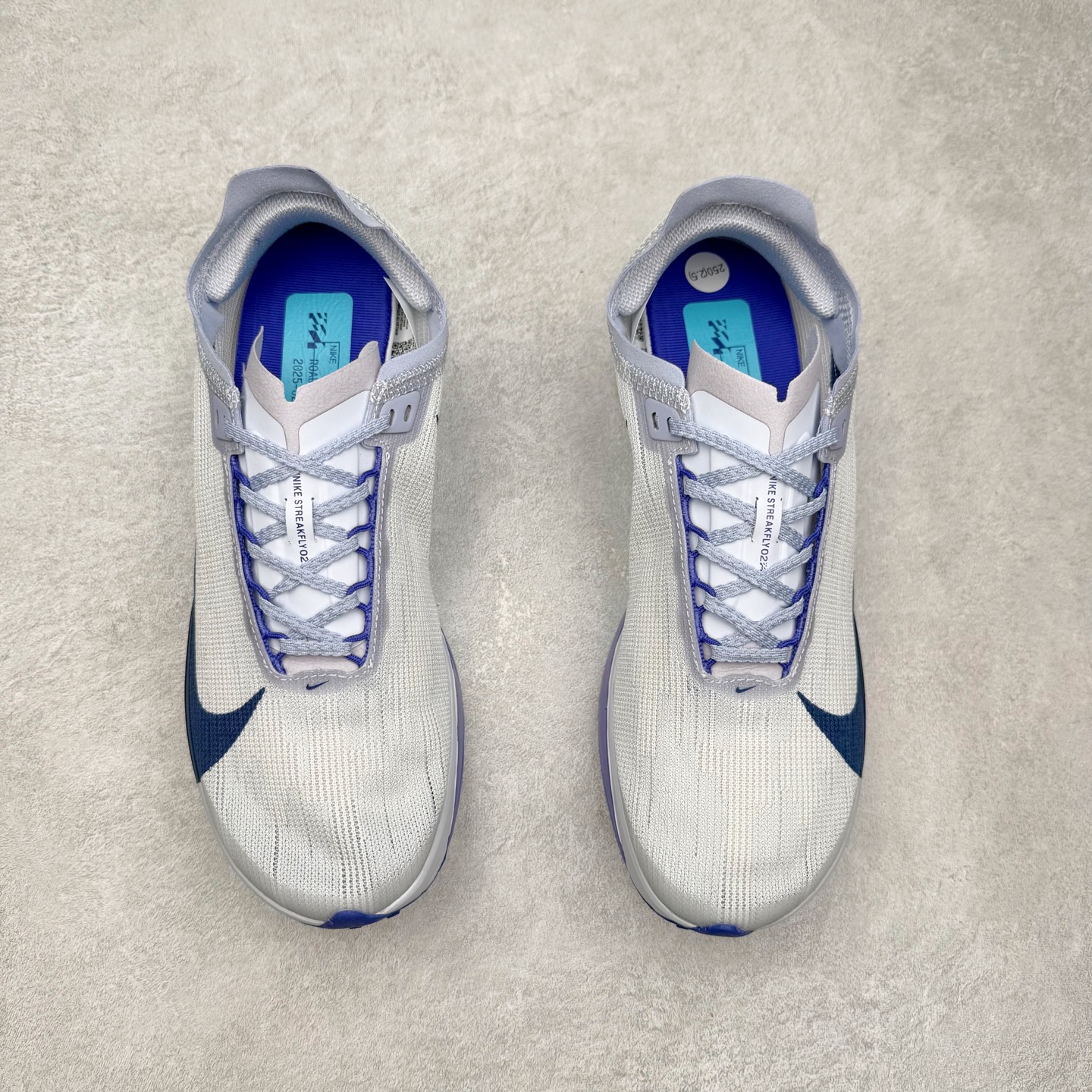 图片[2]-NK Streakfly 2 马拉松公路竞速跑步鞋 助你在比赛日遥遥领先。该鞋款搭载碳纤维Flyplate，与元年款人气ZoomX泡绵中底和简约鞋面相得益彰缔造出众回弹脚感。无论是1公里还是 10 公里，皆可带来出众跑步表现。保持速度全掌型碳纤维 Flyplate 提供出色推进感，铸就顺畅过渡的迈步体验，助你在跑途中自信转向。出众回弹ZoomX泡绵经匠心设计，塑就出众回弹缓震性能，缔造轻盈脚感，助你发挥疾速表现。抓地外底外底采用轻薄粘性网状材质，有助减轻鞋身重量，同时提供强劲抓地力。实拍调校N版已经零色差零失真 百分百还原实物色彩所见即所得 不存在货不对板色差等低级问题 选购参考实物拍摄 不混卖不参货 只用心做好货严格选品 承诺混一赔十 尺码：36 36.5 37.5 38 38.5 39 40 40.5 41 42 42.5 43 44 44.5 45-选品中心