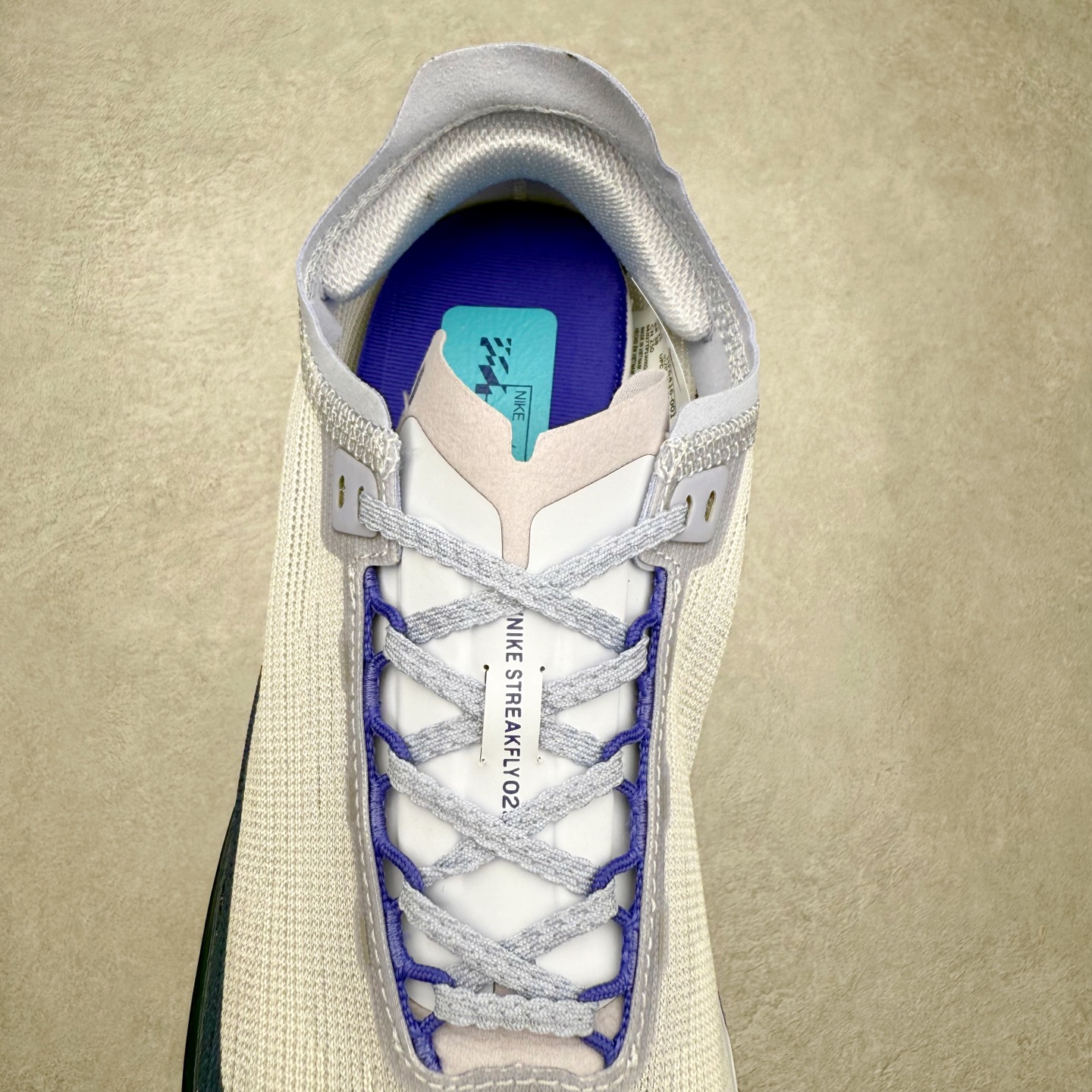 图片[5]-NK Streakfly 2 马拉松公路竞速跑步鞋 助你在比赛日遥遥领先。该鞋款搭载碳纤维Flyplate，与元年款人气ZoomX泡绵中底和简约鞋面相得益彰缔造出众回弹脚感。无论是1公里还是 10 公里，皆可带来出众跑步表现。保持速度全掌型碳纤维 Flyplate 提供出色推进感，铸就顺畅过渡的迈步体验，助你在跑途中自信转向。出众回弹ZoomX泡绵经匠心设计，塑就出众回弹缓震性能，缔造轻盈脚感，助你发挥疾速表现。抓地外底外底采用轻薄粘性网状材质，有助减轻鞋身重量，同时提供强劲抓地力。实拍调校N版已经零色差零失真 百分百还原实物色彩所见即所得 不存在货不对板色差等低级问题 选购参考实物拍摄 不混卖不参货 只用心做好货严格选品 承诺混一赔十 尺码：36 36.5 37.5 38 38.5 39 40 40.5 41 42 42.5 43 44 44.5 45-选品中心