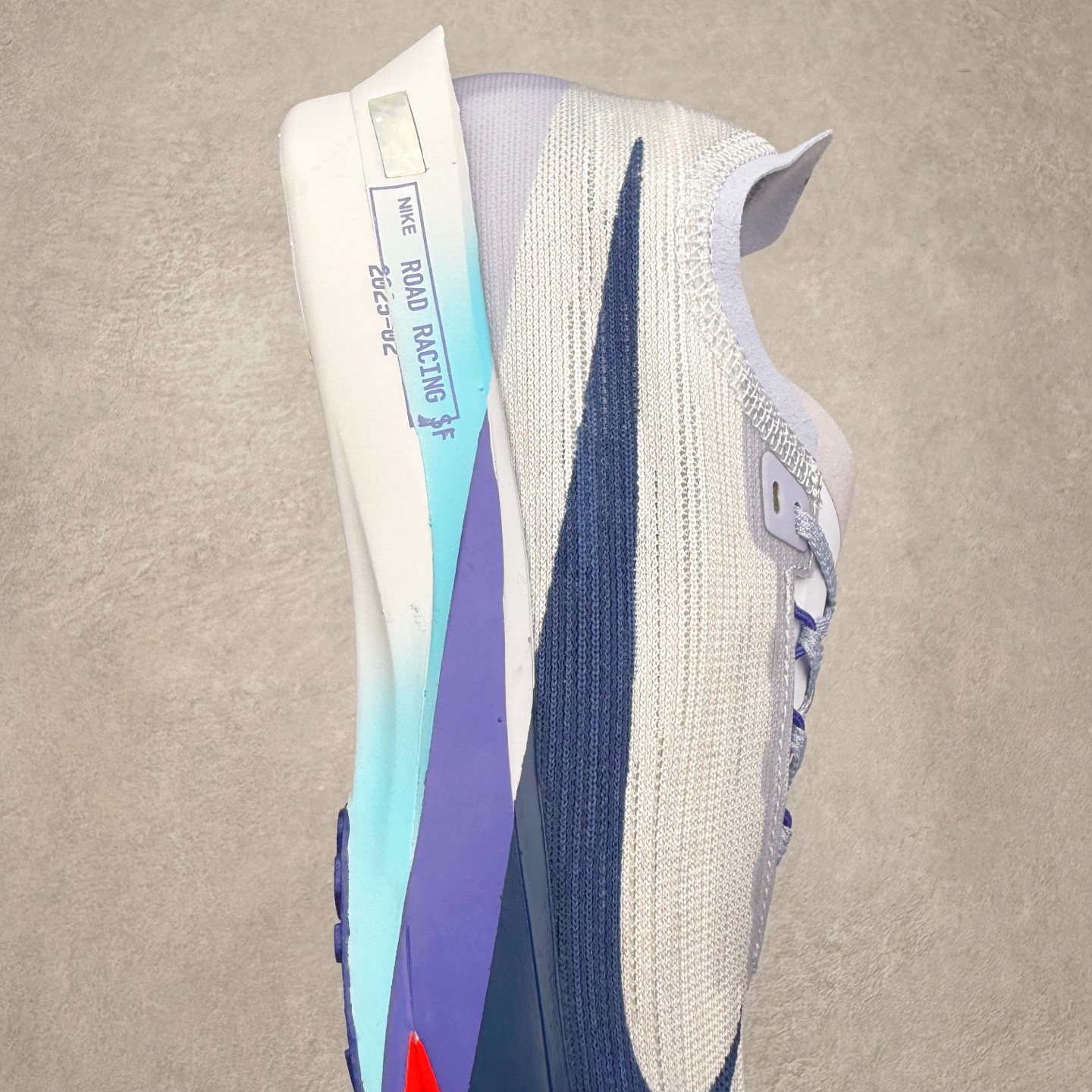 图片[6]-NK Streakfly 2 马拉松公路竞速跑步鞋 助你在比赛日遥遥领先。该鞋款搭载碳纤维Flyplate，与元年款人气ZoomX泡绵中底和简约鞋面相得益彰缔造出众回弹脚感。无论是1公里还是 10 公里，皆可带来出众跑步表现。保持速度全掌型碳纤维 Flyplate 提供出色推进感，铸就顺畅过渡的迈步体验，助你在跑途中自信转向。出众回弹ZoomX泡绵经匠心设计，塑就出众回弹缓震性能，缔造轻盈脚感，助你发挥疾速表现。抓地外底外底采用轻薄粘性网状材质，有助减轻鞋身重量，同时提供强劲抓地力。实拍调校N版已经零色差零失真 百分百还原实物色彩所见即所得 不存在货不对板色差等低级问题 选购参考实物拍摄 不混卖不参货 只用心做好货严格选品 承诺混一赔十 尺码：36 36.5 37.5 38 38.5 39 40 40.5 41 42 42.5 43 44 44.5 45-选品中心