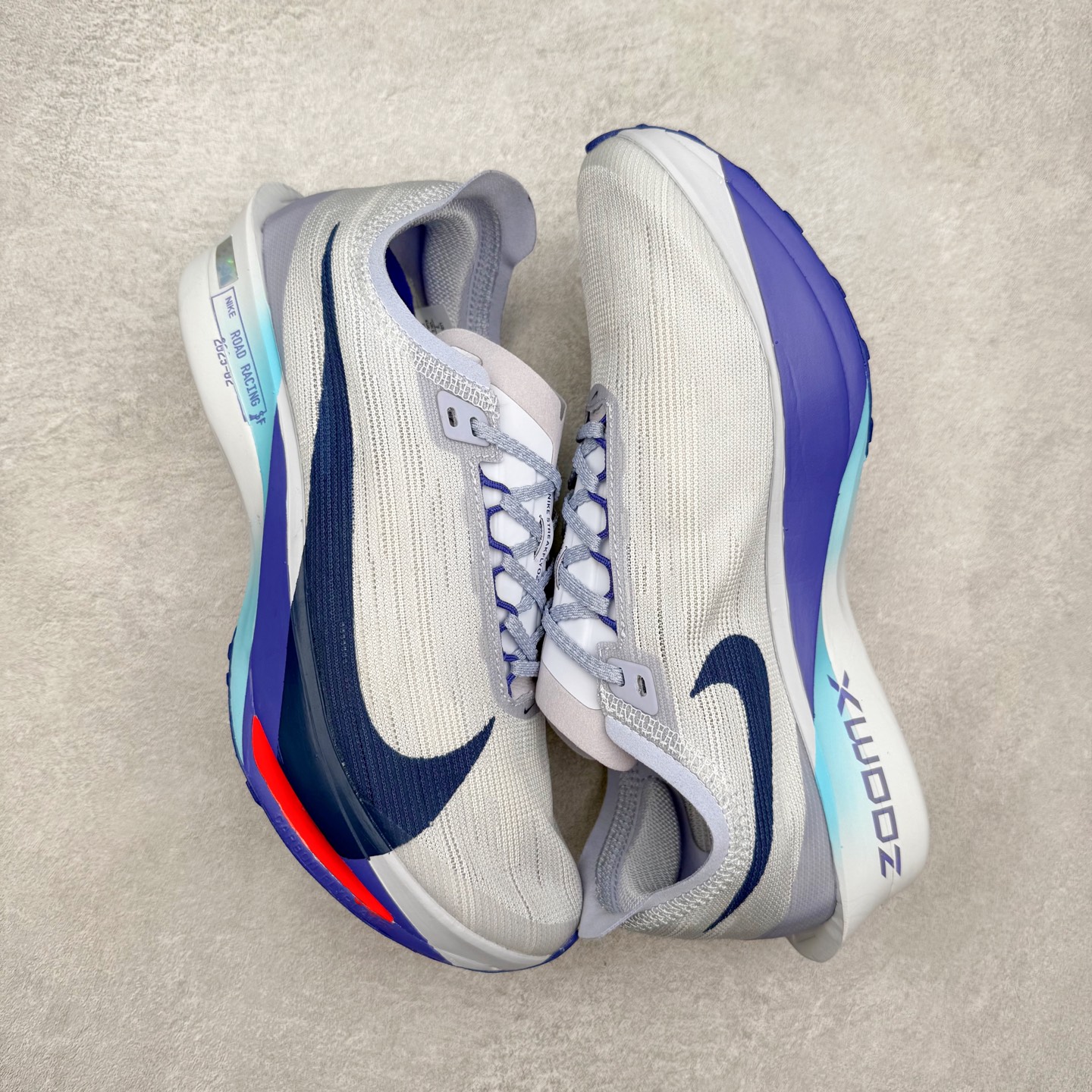 图片[3]-NK Streakfly 2 马拉松公路竞速跑步鞋 助你在比赛日遥遥领先。该鞋款搭载碳纤维Flyplate，与元年款人气ZoomX泡绵中底和简约鞋面相得益彰缔造出众回弹脚感。无论是1公里还是 10 公里，皆可带来出众跑步表现。保持速度全掌型碳纤维 Flyplate 提供出色推进感，铸就顺畅过渡的迈步体验，助你在跑途中自信转向。出众回弹ZoomX泡绵经匠心设计，塑就出众回弹缓震性能，缔造轻盈脚感，助你发挥疾速表现。抓地外底外底采用轻薄粘性网状材质，有助减轻鞋身重量，同时提供强劲抓地力。实拍调校N版已经零色差零失真 百分百还原实物色彩所见即所得 不存在货不对板色差等低级问题 选购参考实物拍摄 不混卖不参货 只用心做好货严格选品 承诺混一赔十 尺码：36 36.5 37.5 38 38.5 39 40 40.5 41 42 42.5 43 44 44.5 45-选品中心