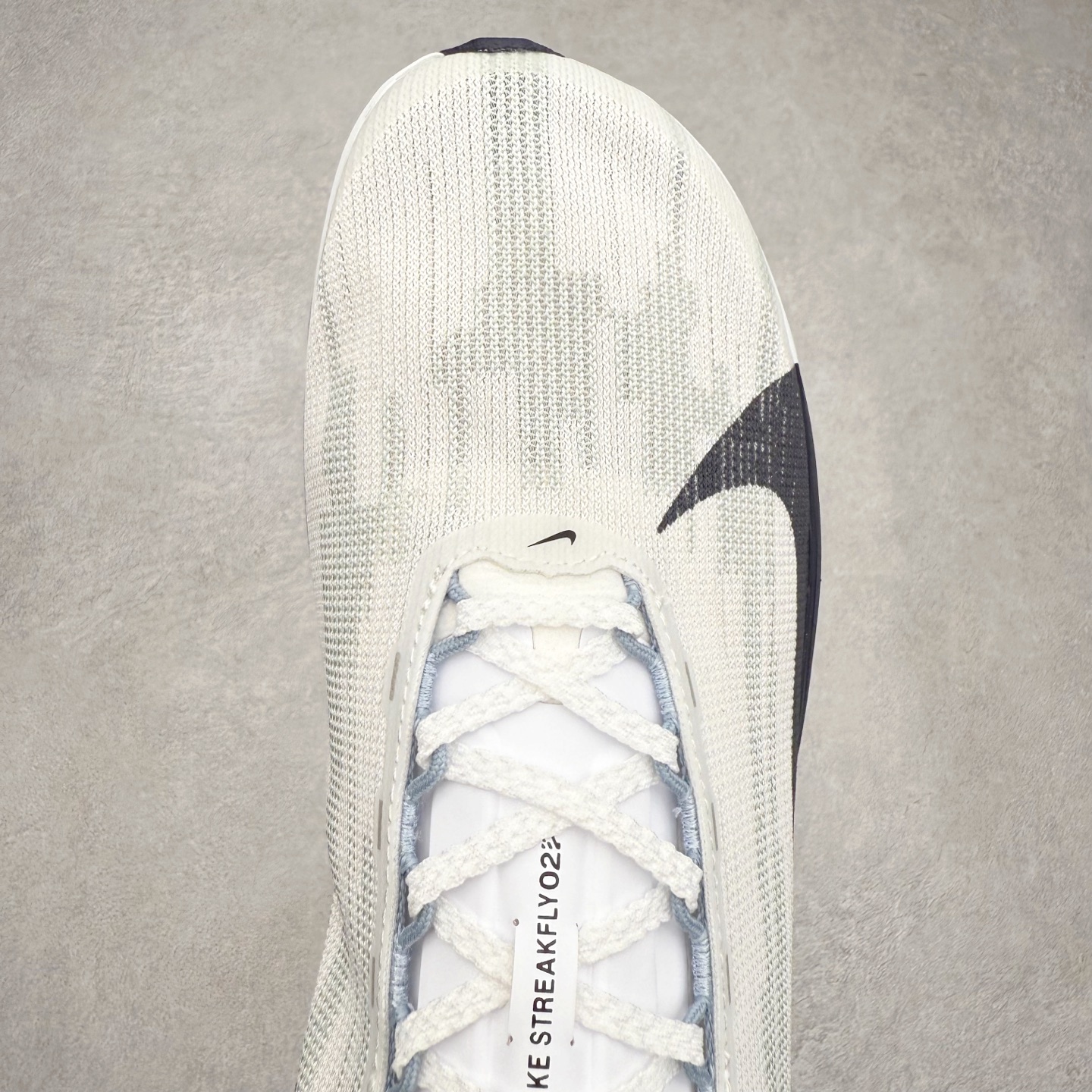 图片[4]-NK Streakfly 2 马拉松公路竞速跑步鞋 助你在比赛日遥遥领先。该鞋款搭载碳纤维Flyplate，与元年款人气ZoomX泡绵中底和简约鞋面相得益彰缔造出众回弹脚感。无论是1公里还是 10 公里，皆可带来出众跑步表现。保持速度全掌型碳纤维 Flyplate 提供出色推进感，铸就顺畅过渡的迈步体验，助你在跑途中自信转向。出众回弹ZoomX泡绵经匠心设计，塑就出众回弹缓震性能，缔造轻盈脚感，助你发挥疾速表现。抓地外底外底采用轻薄粘性网状材质，有助减轻鞋身重量，同时提供强劲抓地力。实拍调校N版已经零色差零失真 百分百还原实物色彩所见即所得 不存在货不对板色差等低级问题 选购参考实物拍摄 不混卖不参货 只用心做好货严格选品 承诺混一赔十 尺码：36 36.5 37.5 38 38.5 39 40 40.5 41 42 42.5 43 44 44.5 45-选品中心