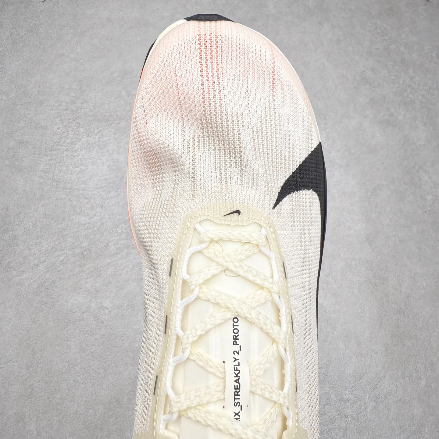 图片[4]-NK Streakfly 2 马拉松公路竞速跑步鞋 助你在比赛日遥遥领先。该鞋款搭载碳纤维Flyplate，与元年款人气ZoomX泡绵中底和简约鞋面相得益彰缔造出众回弹脚感。无论是1公里还是 10 公里，皆可带来出众跑步表现。保持速度全掌型碳纤维 Flyplate 提供出色推进感，铸就顺畅过渡的迈步体验，助你在跑途中自信转向。出众回弹ZoomX泡绵经匠心设计，塑就出众回弹缓震性能，缔造轻盈脚感，助你发挥疾速表现。抓地外底外底采用轻薄粘性网状材质，有助减轻鞋身重量，同时提供强劲抓地力。实拍调校N版已经零色差零失真 百分百还原实物色彩所见即所得 不存在货不对板色差等低级问题 选购参考实物拍摄 不混卖不参货 只用心做好货严格选品 承诺混一赔十 尺码：36 36.5 37.5 38 38.5 39 40 40.5 41 42 42.5 43 44 44.5 45-选品中心