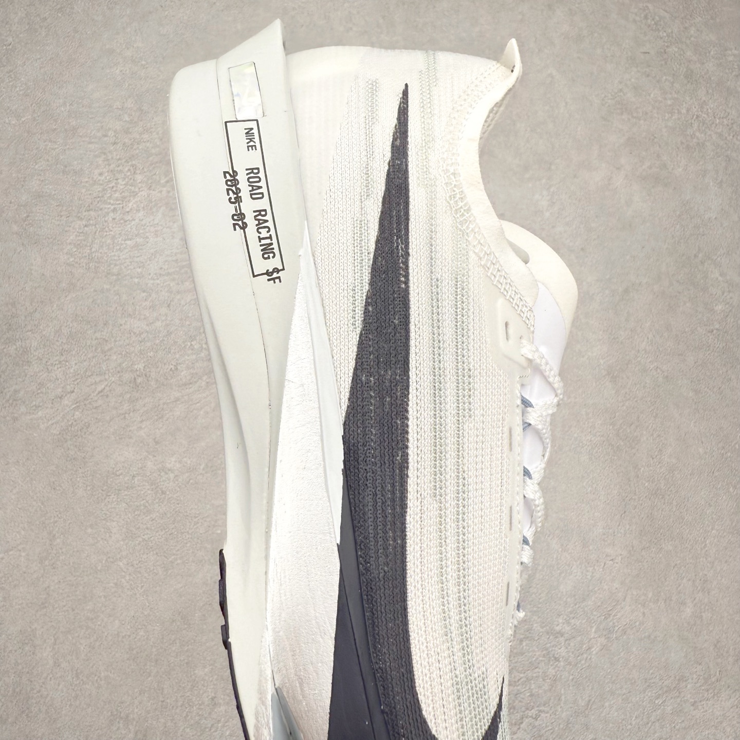 图片[6]-NK Streakfly 2 马拉松公路竞速跑步鞋 助你在比赛日遥遥领先。该鞋款搭载碳纤维Flyplate，与元年款人气ZoomX泡绵中底和简约鞋面相得益彰缔造出众回弹脚感。无论是1公里还是 10 公里，皆可带来出众跑步表现。保持速度全掌型碳纤维 Flyplate 提供出色推进感，铸就顺畅过渡的迈步体验，助你在跑途中自信转向。出众回弹ZoomX泡绵经匠心设计，塑就出众回弹缓震性能，缔造轻盈脚感，助你发挥疾速表现。抓地外底外底采用轻薄粘性网状材质，有助减轻鞋身重量，同时提供强劲抓地力。实拍调校N版已经零色差零失真 百分百还原实物色彩所见即所得 不存在货不对板色差等低级问题 选购参考实物拍摄 不混卖不参货 只用心做好货严格选品 承诺混一赔十 尺码：36 36.5 37.5 38 38.5 39 40 40.5 41 42 42.5 43 44 44.5 45-选品中心