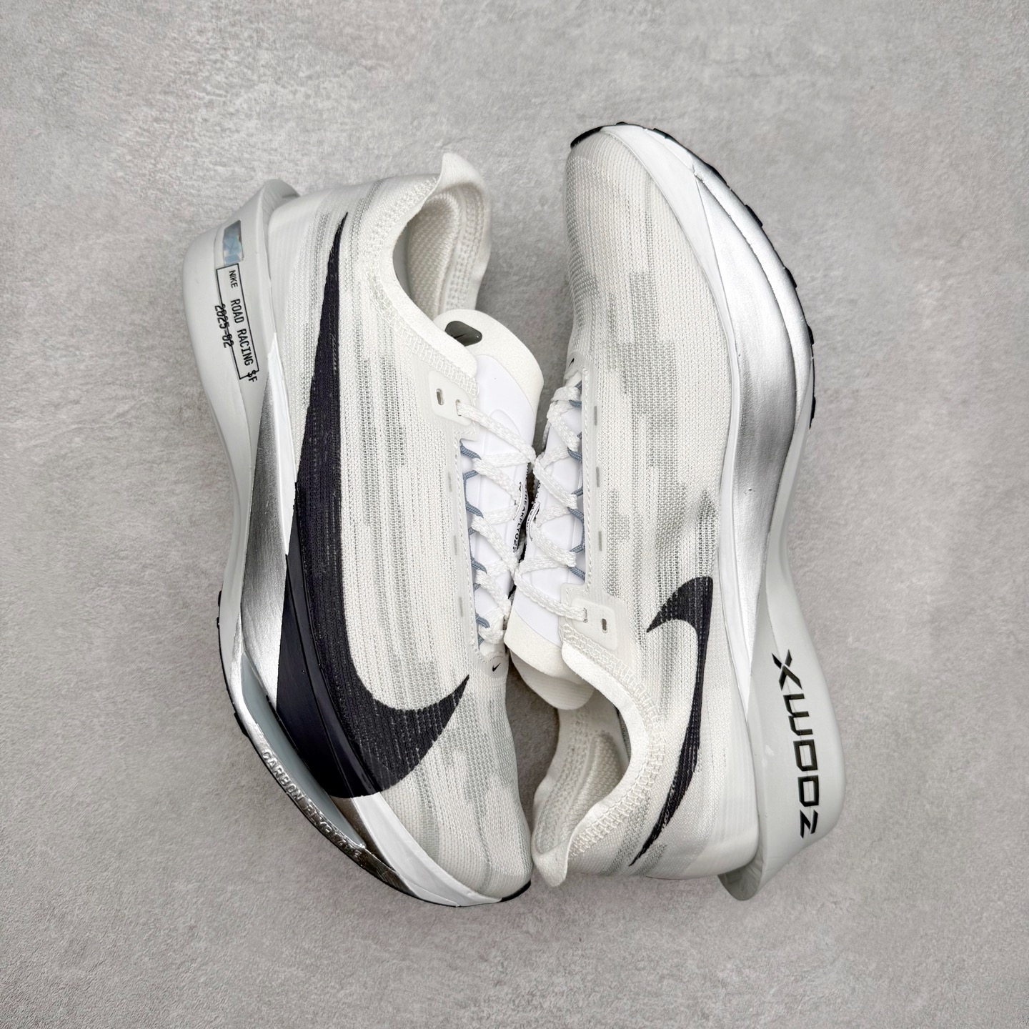 图片[3]-NK Streakfly 2 马拉松公路竞速跑步鞋 助你在比赛日遥遥领先。该鞋款搭载碳纤维Flyplate，与元年款人气ZoomX泡绵中底和简约鞋面相得益彰缔造出众回弹脚感。无论是1公里还是 10 公里，皆可带来出众跑步表现。保持速度全掌型碳纤维 Flyplate 提供出色推进感，铸就顺畅过渡的迈步体验，助你在跑途中自信转向。出众回弹ZoomX泡绵经匠心设计，塑就出众回弹缓震性能，缔造轻盈脚感，助你发挥疾速表现。抓地外底外底采用轻薄粘性网状材质，有助减轻鞋身重量，同时提供强劲抓地力。实拍调校N版已经零色差零失真 百分百还原实物色彩所见即所得 不存在货不对板色差等低级问题 选购参考实物拍摄 不混卖不参货 只用心做好货严格选品 承诺混一赔十 尺码：36 36.5 37.5 38 38.5 39 40 40.5 41 42 42.5 43 44 44.5 45-选品中心