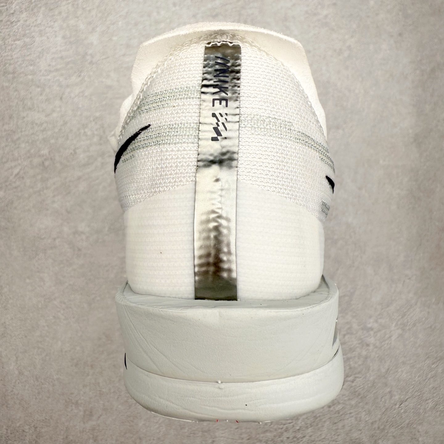 图片[8]-NK Streakfly 2 马拉松公路竞速跑步鞋 助你在比赛日遥遥领先。该鞋款搭载碳纤维Flyplate，与元年款人气ZoomX泡绵中底和简约鞋面相得益彰缔造出众回弹脚感。无论是1公里还是 10 公里，皆可带来出众跑步表现。保持速度全掌型碳纤维 Flyplate 提供出色推进感，铸就顺畅过渡的迈步体验，助你在跑途中自信转向。出众回弹ZoomX泡绵经匠心设计，塑就出众回弹缓震性能，缔造轻盈脚感，助你发挥疾速表现。抓地外底外底采用轻薄粘性网状材质，有助减轻鞋身重量，同时提供强劲抓地力。实拍调校N版已经零色差零失真 百分百还原实物色彩所见即所得 不存在货不对板色差等低级问题 选购参考实物拍摄 不混卖不参货 只用心做好货严格选品 承诺混一赔十 尺码：36 36.5 37.5 38 38.5 39 40 40.5 41 42 42.5 43 44 44.5 45-选品中心