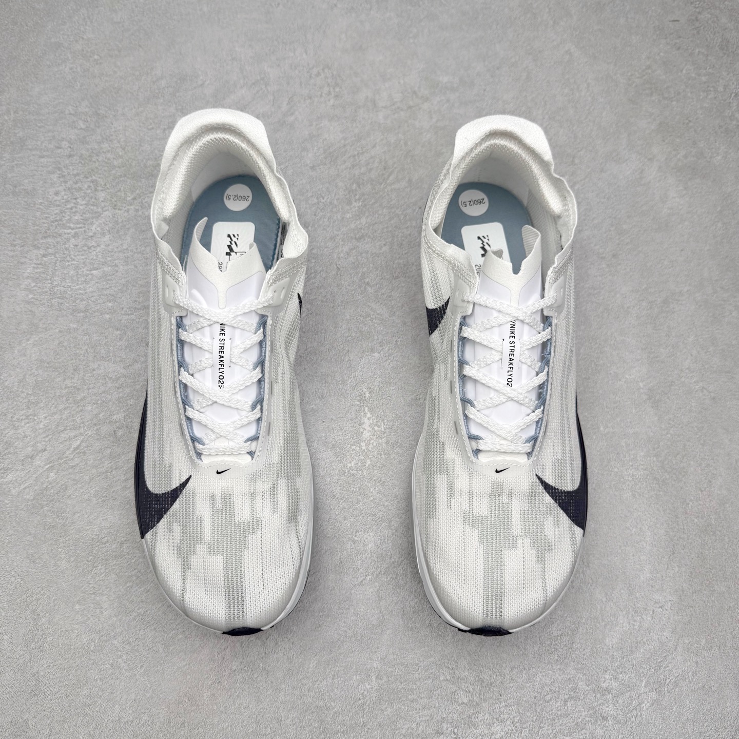 图片[2]-NK Streakfly 2 马拉松公路竞速跑步鞋 助你在比赛日遥遥领先。该鞋款搭载碳纤维Flyplate，与元年款人气ZoomX泡绵中底和简约鞋面相得益彰缔造出众回弹脚感。无论是1公里还是 10 公里，皆可带来出众跑步表现。保持速度全掌型碳纤维 Flyplate 提供出色推进感，铸就顺畅过渡的迈步体验，助你在跑途中自信转向。出众回弹ZoomX泡绵经匠心设计，塑就出众回弹缓震性能，缔造轻盈脚感，助你发挥疾速表现。抓地外底外底采用轻薄粘性网状材质，有助减轻鞋身重量，同时提供强劲抓地力。实拍调校N版已经零色差零失真 百分百还原实物色彩所见即所得 不存在货不对板色差等低级问题 选购参考实物拍摄 不混卖不参货 只用心做好货严格选品 承诺混一赔十 尺码：36 36.5 37.5 38 38.5 39 40 40.5 41 42 42.5 43 44 44.5 45-选品中心