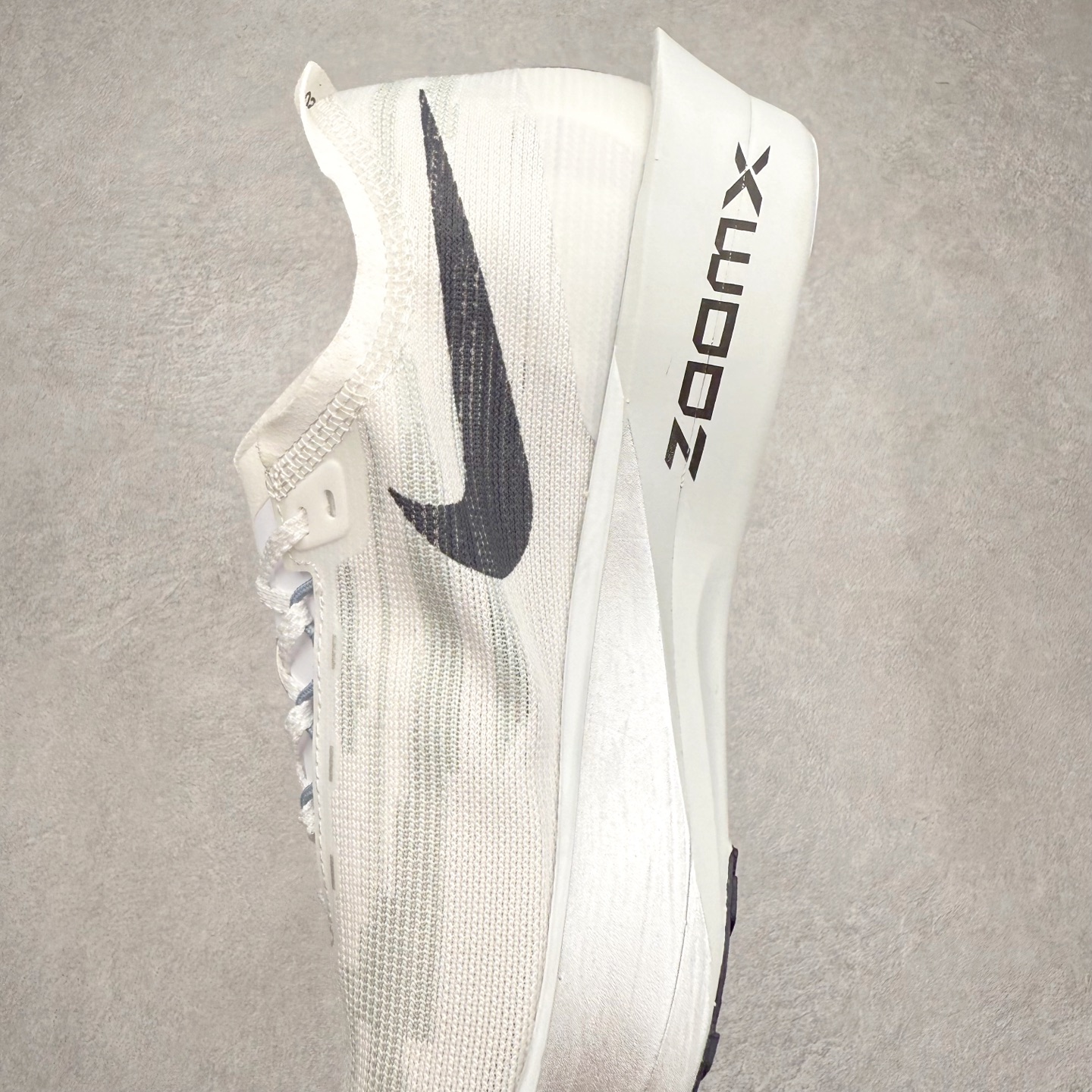 图片[7]-NK Streakfly 2 马拉松公路竞速跑步鞋 助你在比赛日遥遥领先。该鞋款搭载碳纤维Flyplate，与元年款人气ZoomX泡绵中底和简约鞋面相得益彰缔造出众回弹脚感。无论是1公里还是 10 公里，皆可带来出众跑步表现。保持速度全掌型碳纤维 Flyplate 提供出色推进感，铸就顺畅过渡的迈步体验，助你在跑途中自信转向。出众回弹ZoomX泡绵经匠心设计，塑就出众回弹缓震性能，缔造轻盈脚感，助你发挥疾速表现。抓地外底外底采用轻薄粘性网状材质，有助减轻鞋身重量，同时提供强劲抓地力。实拍调校N版已经零色差零失真 百分百还原实物色彩所见即所得 不存在货不对板色差等低级问题 选购参考实物拍摄 不混卖不参货 只用心做好货严格选品 承诺混一赔十 尺码：36 36.5 37.5 38 38.5 39 40 40.5 41 42 42.5 43 44 44.5 45-选品中心