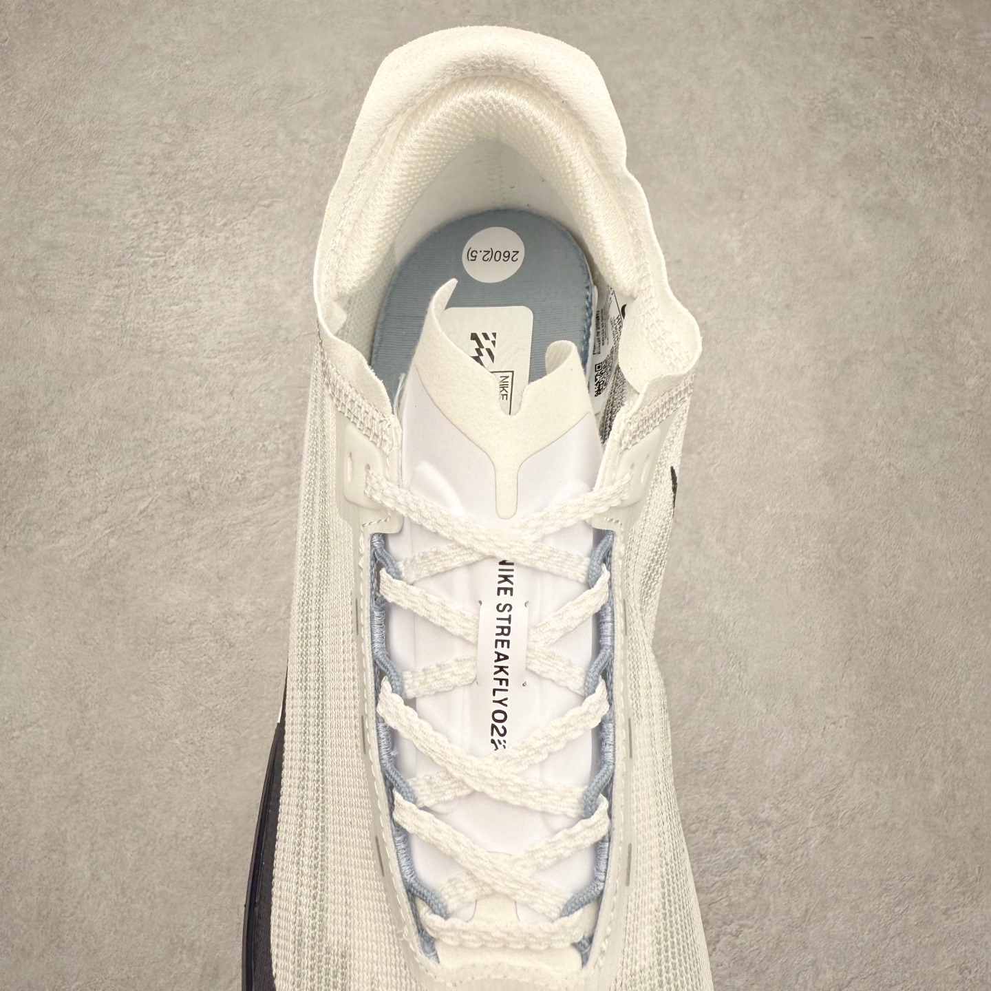 图片[5]-NK Streakfly 2 马拉松公路竞速跑步鞋 助你在比赛日遥遥领先。该鞋款搭载碳纤维Flyplate，与元年款人气ZoomX泡绵中底和简约鞋面相得益彰缔造出众回弹脚感。无论是1公里还是 10 公里，皆可带来出众跑步表现。保持速度全掌型碳纤维 Flyplate 提供出色推进感，铸就顺畅过渡的迈步体验，助你在跑途中自信转向。出众回弹ZoomX泡绵经匠心设计，塑就出众回弹缓震性能，缔造轻盈脚感，助你发挥疾速表现。抓地外底外底采用轻薄粘性网状材质，有助减轻鞋身重量，同时提供强劲抓地力。实拍调校N版已经零色差零失真 百分百还原实物色彩所见即所得 不存在货不对板色差等低级问题 选购参考实物拍摄 不混卖不参货 只用心做好货严格选品 承诺混一赔十 尺码：36 36.5 37.5 38 38.5 39 40 40.5 41 42 42.5 43 44 44.5 45-选品中心