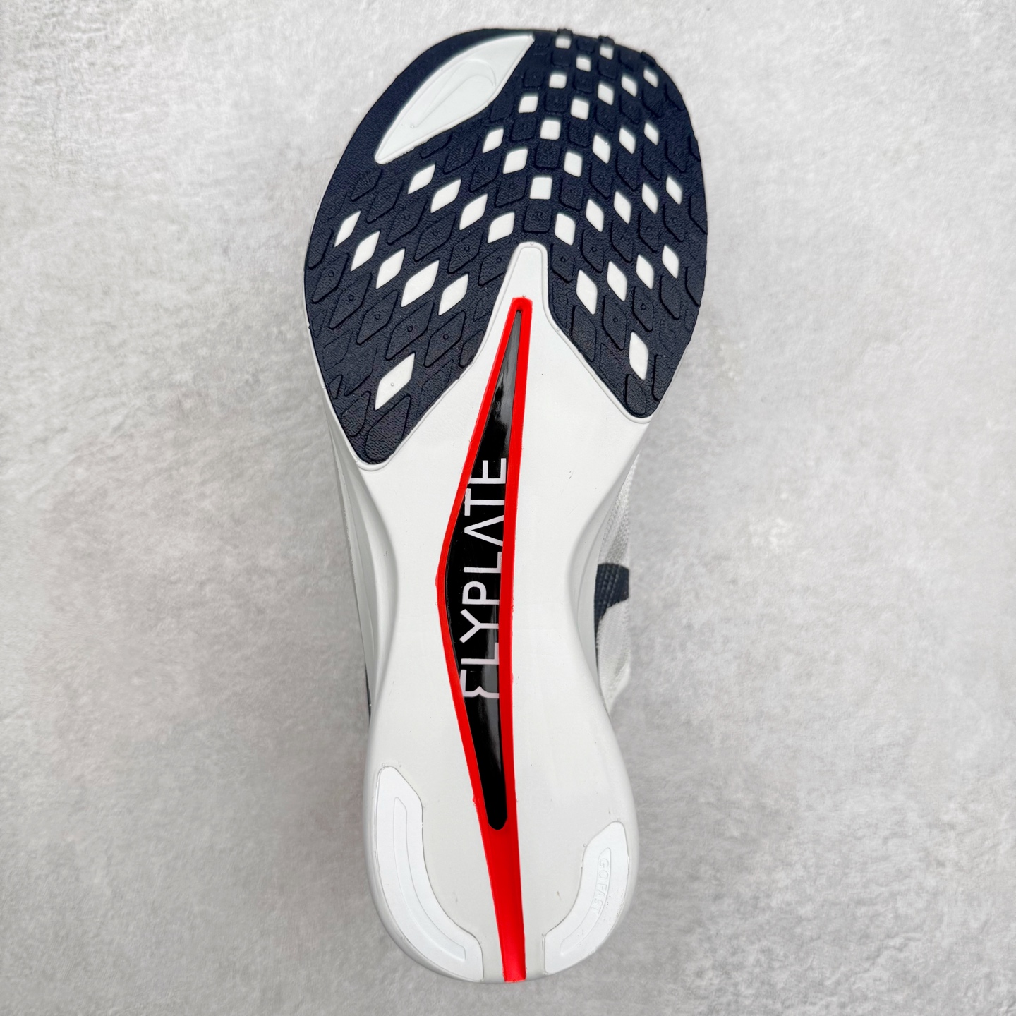 图片[9]-NK Streakfly 2 马拉松公路竞速跑步鞋 助你在比赛日遥遥领先。该鞋款搭载碳纤维Flyplate，与元年款人气ZoomX泡绵中底和简约鞋面相得益彰缔造出众回弹脚感。无论是1公里还是 10 公里，皆可带来出众跑步表现。保持速度全掌型碳纤维 Flyplate 提供出色推进感，铸就顺畅过渡的迈步体验，助你在跑途中自信转向。出众回弹ZoomX泡绵经匠心设计，塑就出众回弹缓震性能，缔造轻盈脚感，助你发挥疾速表现。抓地外底外底采用轻薄粘性网状材质，有助减轻鞋身重量，同时提供强劲抓地力。实拍调校N版已经零色差零失真 百分百还原实物色彩所见即所得 不存在货不对板色差等低级问题 选购参考实物拍摄 不混卖不参货 只用心做好货严格选品 承诺混一赔十 尺码：36 36.5 37.5 38 38.5 39 40 40.5 41 42 42.5 43 44 44.5 45-选品中心