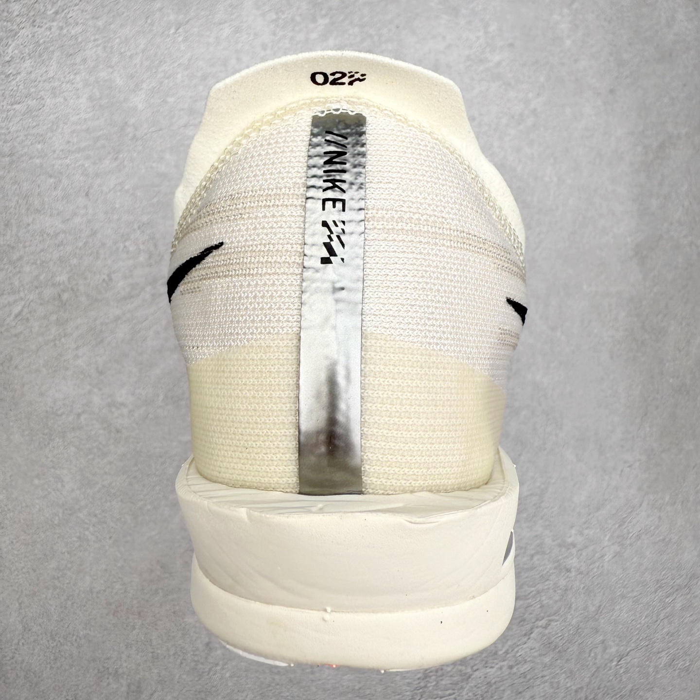 图片[8]-NK Streakfly 2 马拉松公路竞速跑步鞋 助你在比赛日遥遥领先。该鞋款搭载碳纤维Flyplate，与元年款人气ZoomX泡绵中底和简约鞋面相得益彰缔造出众回弹脚感。无论是1公里还是 10 公里，皆可带来出众跑步表现。保持速度全掌型碳纤维 Flyplate 提供出色推进感，铸就顺畅过渡的迈步体验，助你在跑途中自信转向。出众回弹ZoomX泡绵经匠心设计，塑就出众回弹缓震性能，缔造轻盈脚感，助你发挥疾速表现。抓地外底外底采用轻薄粘性网状材质，有助减轻鞋身重量，同时提供强劲抓地力。实拍调校N版已经零色差零失真 百分百还原实物色彩所见即所得 不存在货不对板色差等低级问题 选购参考实物拍摄 不混卖不参货 只用心做好货严格选品 承诺混一赔十 尺码：36 36.5 37.5 38 38.5 39 40 40.5 41 42 42.5 43 44 44.5 45-选品中心