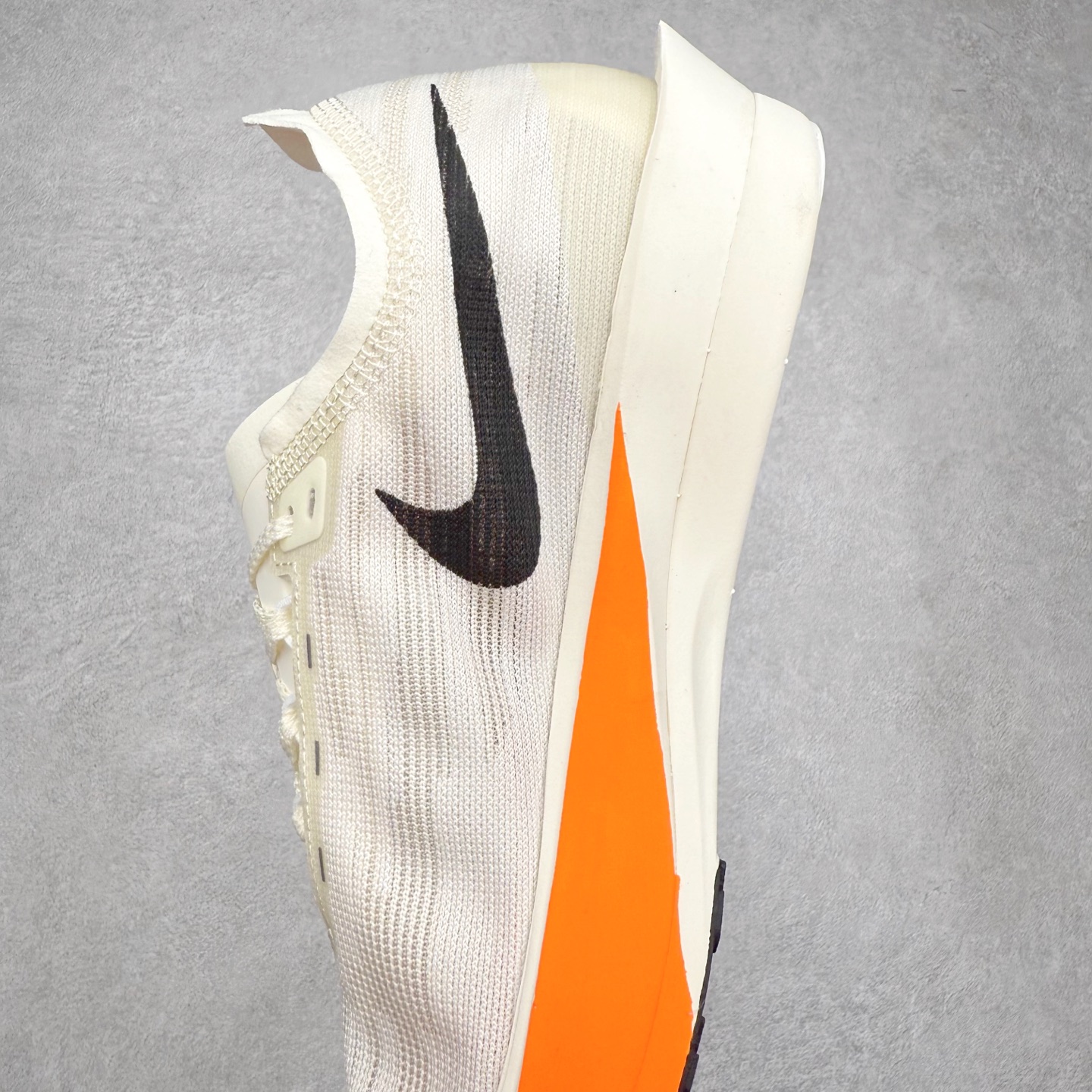 图片[7]-NK Streakfly 2 马拉松公路竞速跑步鞋 助你在比赛日遥遥领先。该鞋款搭载碳纤维Flyplate，与元年款人气ZoomX泡绵中底和简约鞋面相得益彰缔造出众回弹脚感。无论是1公里还是 10 公里，皆可带来出众跑步表现。保持速度全掌型碳纤维 Flyplate 提供出色推进感，铸就顺畅过渡的迈步体验，助你在跑途中自信转向。出众回弹ZoomX泡绵经匠心设计，塑就出众回弹缓震性能，缔造轻盈脚感，助你发挥疾速表现。抓地外底外底采用轻薄粘性网状材质，有助减轻鞋身重量，同时提供强劲抓地力。实拍调校N版已经零色差零失真 百分百还原实物色彩所见即所得 不存在货不对板色差等低级问题 选购参考实物拍摄 不混卖不参货 只用心做好货严格选品 承诺混一赔十 尺码：36 36.5 37.5 38 38.5 39 40 40.5 41 42 42.5 43 44 44.5 45-选品中心