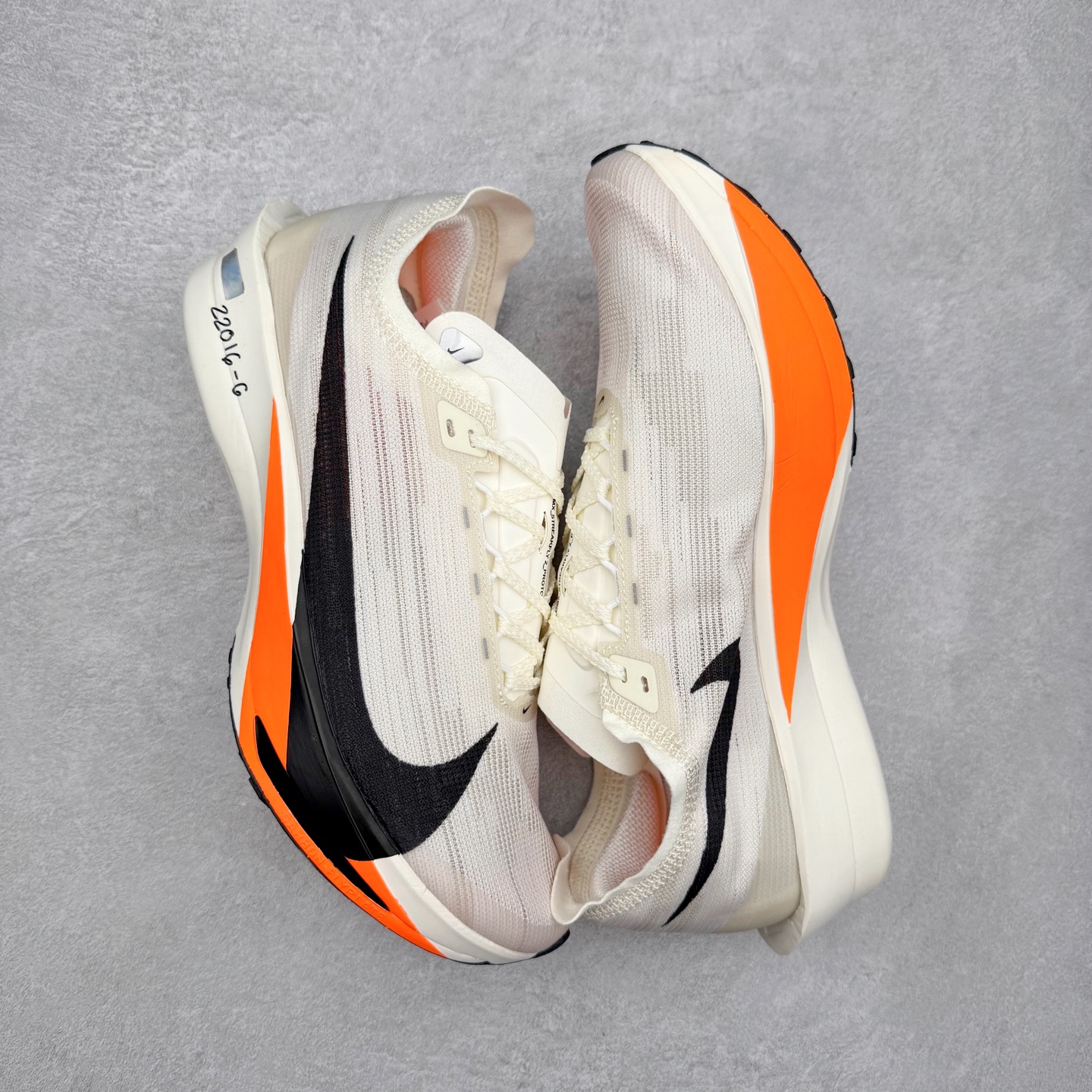 图片[3]-NK Streakfly 2 马拉松公路竞速跑步鞋 助你在比赛日遥遥领先。该鞋款搭载碳纤维Flyplate，与元年款人气ZoomX泡绵中底和简约鞋面相得益彰缔造出众回弹脚感。无论是1公里还是 10 公里，皆可带来出众跑步表现。保持速度全掌型碳纤维 Flyplate 提供出色推进感，铸就顺畅过渡的迈步体验，助你在跑途中自信转向。出众回弹ZoomX泡绵经匠心设计，塑就出众回弹缓震性能，缔造轻盈脚感，助你发挥疾速表现。抓地外底外底采用轻薄粘性网状材质，有助减轻鞋身重量，同时提供强劲抓地力。实拍调校N版已经零色差零失真 百分百还原实物色彩所见即所得 不存在货不对板色差等低级问题 选购参考实物拍摄 不混卖不参货 只用心做好货严格选品 承诺混一赔十 尺码：36 36.5 37.5 38 38.5 39 40 40.5 41 42 42.5 43 44 44.5 45-选品中心