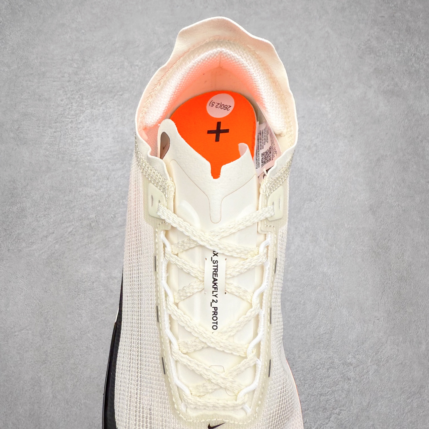 图片[5]-NK Streakfly 2 马拉松公路竞速跑步鞋 助你在比赛日遥遥领先。该鞋款搭载碳纤维Flyplate，与元年款人气ZoomX泡绵中底和简约鞋面相得益彰缔造出众回弹脚感。无论是1公里还是 10 公里，皆可带来出众跑步表现。保持速度全掌型碳纤维 Flyplate 提供出色推进感，铸就顺畅过渡的迈步体验，助你在跑途中自信转向。出众回弹ZoomX泡绵经匠心设计，塑就出众回弹缓震性能，缔造轻盈脚感，助你发挥疾速表现。抓地外底外底采用轻薄粘性网状材质，有助减轻鞋身重量，同时提供强劲抓地力。实拍调校N版已经零色差零失真 百分百还原实物色彩所见即所得 不存在货不对板色差等低级问题 选购参考实物拍摄 不混卖不参货 只用心做好货严格选品 承诺混一赔十 尺码：36 36.5 37.5 38 38.5 39 40 40.5 41 42 42.5 43 44 44.5 45-选品中心