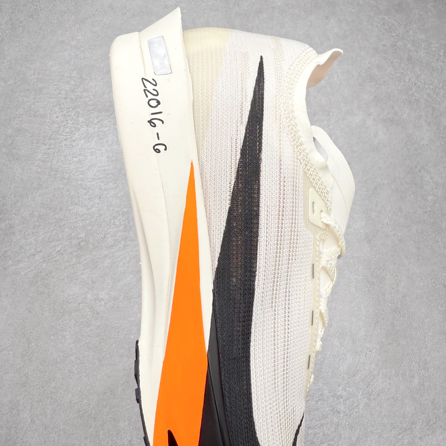 图片[6]-NK Streakfly 2 马拉松公路竞速跑步鞋 助你在比赛日遥遥领先。该鞋款搭载碳纤维Flyplate，与元年款人气ZoomX泡绵中底和简约鞋面相得益彰缔造出众回弹脚感。无论是1公里还是 10 公里，皆可带来出众跑步表现。保持速度全掌型碳纤维 Flyplate 提供出色推进感，铸就顺畅过渡的迈步体验，助你在跑途中自信转向。出众回弹ZoomX泡绵经匠心设计，塑就出众回弹缓震性能，缔造轻盈脚感，助你发挥疾速表现。抓地外底外底采用轻薄粘性网状材质，有助减轻鞋身重量，同时提供强劲抓地力。实拍调校N版已经零色差零失真 百分百还原实物色彩所见即所得 不存在货不对板色差等低级问题 选购参考实物拍摄 不混卖不参货 只用心做好货严格选品 承诺混一赔十 尺码：36 36.5 37.5 38 38.5 39 40 40.5 41 42 42.5 43 44 44.5 45-选品中心