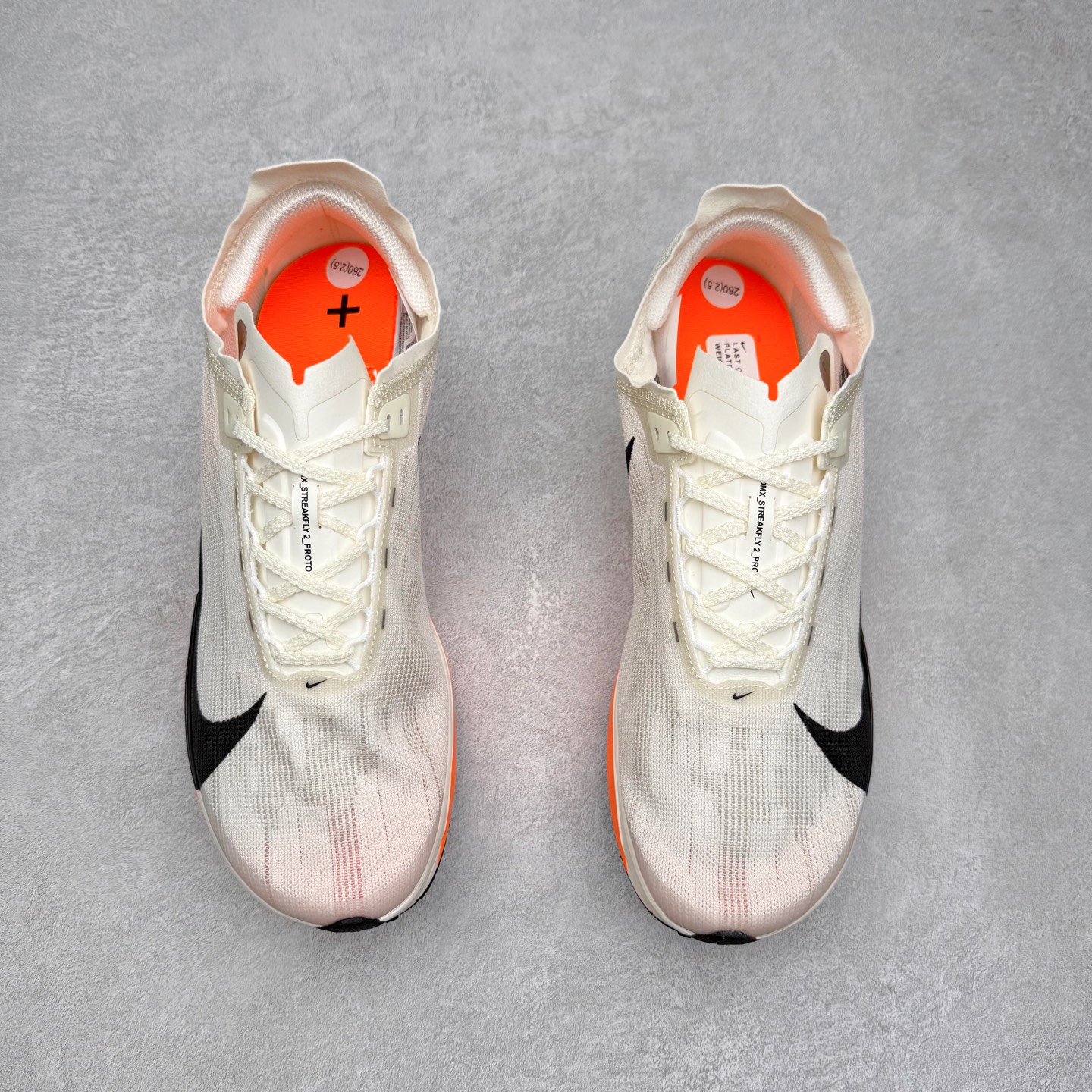 图片[2]-NK Streakfly 2 马拉松公路竞速跑步鞋 助你在比赛日遥遥领先。该鞋款搭载碳纤维Flyplate，与元年款人气ZoomX泡绵中底和简约鞋面相得益彰缔造出众回弹脚感。无论是1公里还是 10 公里，皆可带来出众跑步表现。保持速度全掌型碳纤维 Flyplate 提供出色推进感，铸就顺畅过渡的迈步体验，助你在跑途中自信转向。出众回弹ZoomX泡绵经匠心设计，塑就出众回弹缓震性能，缔造轻盈脚感，助你发挥疾速表现。抓地外底外底采用轻薄粘性网状材质，有助减轻鞋身重量，同时提供强劲抓地力。实拍调校N版已经零色差零失真 百分百还原实物色彩所见即所得 不存在货不对板色差等低级问题 选购参考实物拍摄 不混卖不参货 只用心做好货严格选品 承诺混一赔十 尺码：36 36.5 37.5 38 38.5 39 40 40.5 41 42 42.5 43 44 44.5 45-选品中心